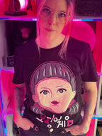 Zdjęcie produktu Squid Game - Koszulka Young-Hee Doll czarna