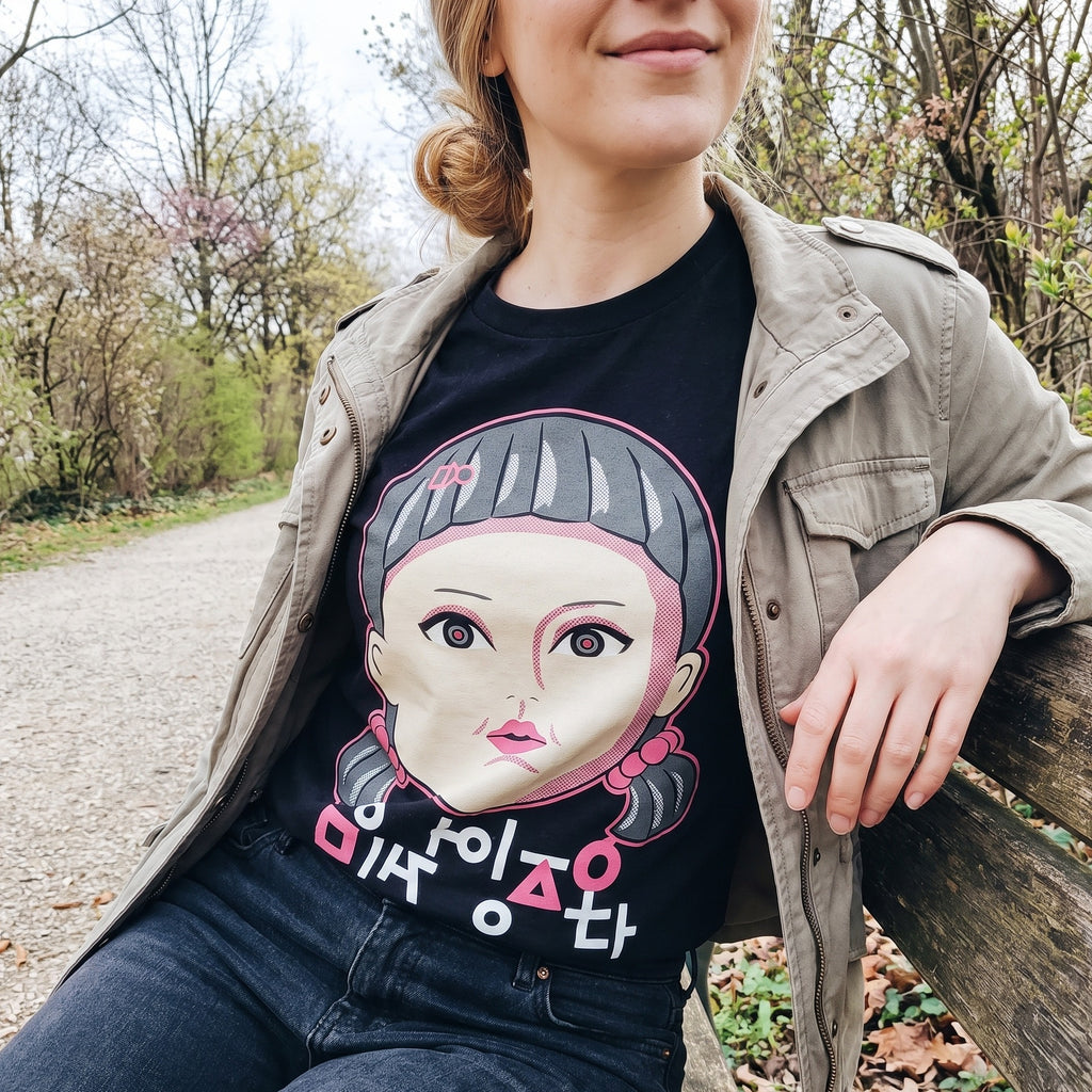 Zdjęcie produktu Squid Game - Koszulka Young-Hee Doll czarna