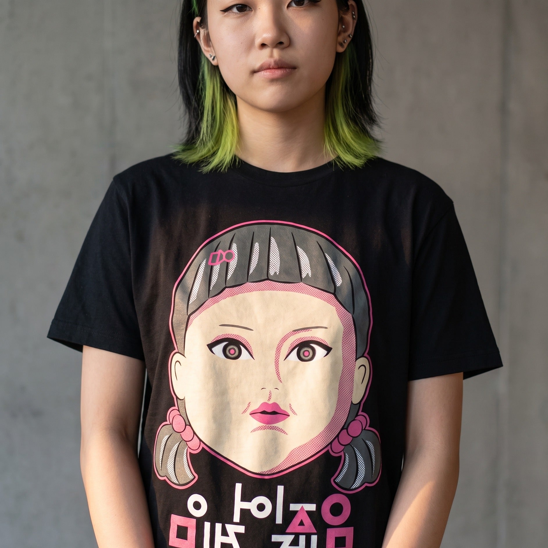 Zdjęcie produktu Squid Game - Koszulka Young-Hee Doll czarna