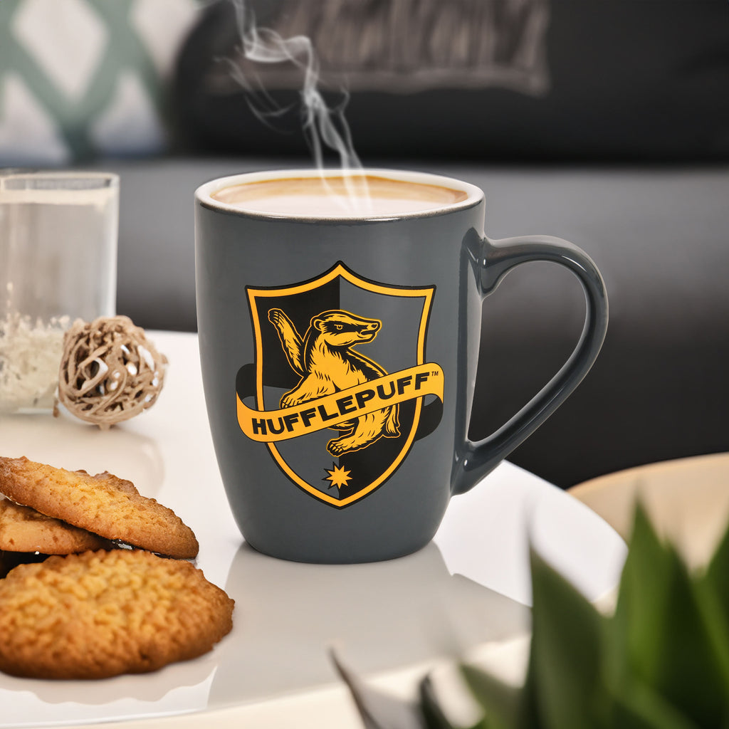 Zdjęcie produktu Kubek z logo Hufflepuff szary - Harry Potter