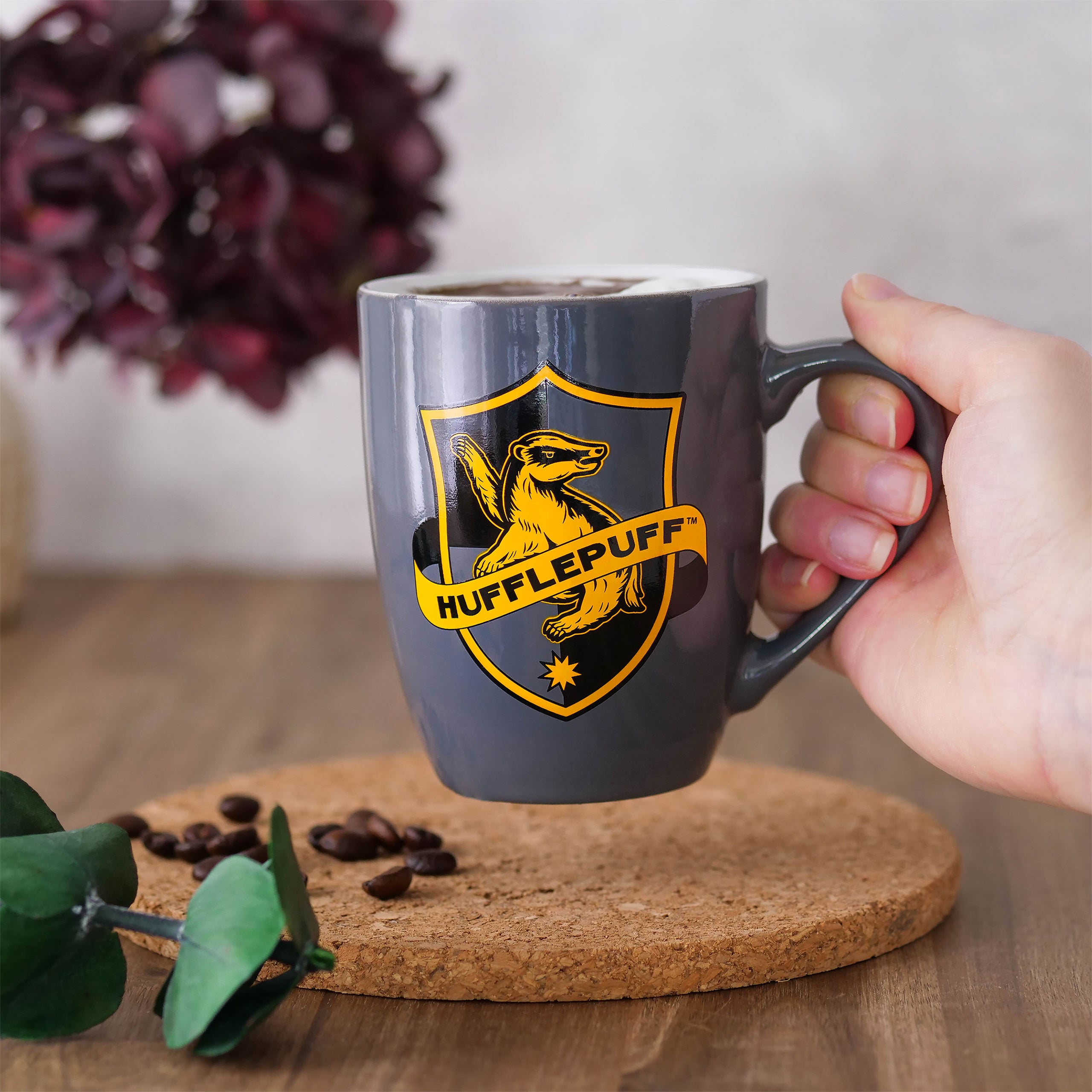 Zdjęcie produktu Kubek z logo Hufflepuff szary - Harry Potter
