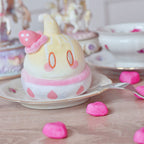 Zdjęcie produktu Genshin Impact - Mutant Electro Slime Strawberry Cake Style Pluszowa Figurka