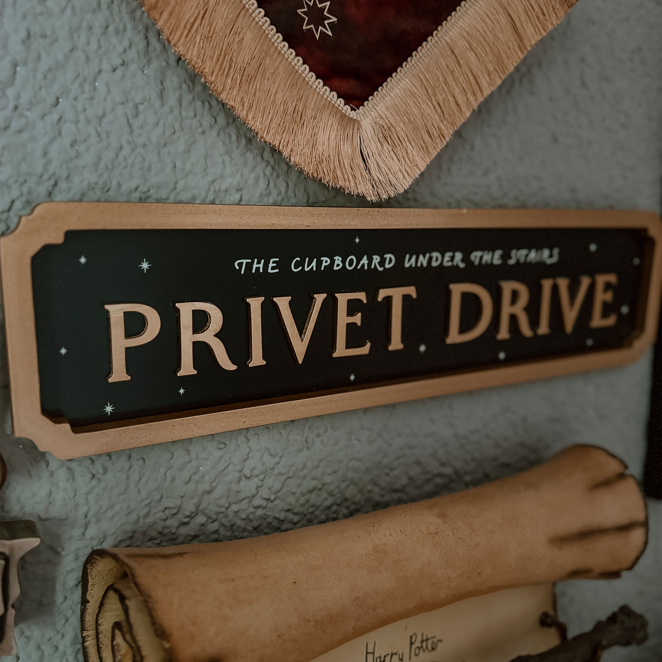 Zdjęcie produktu Harry Potter - Privet Drive Glow in the Dark Drewniany Obraz na Ścianę