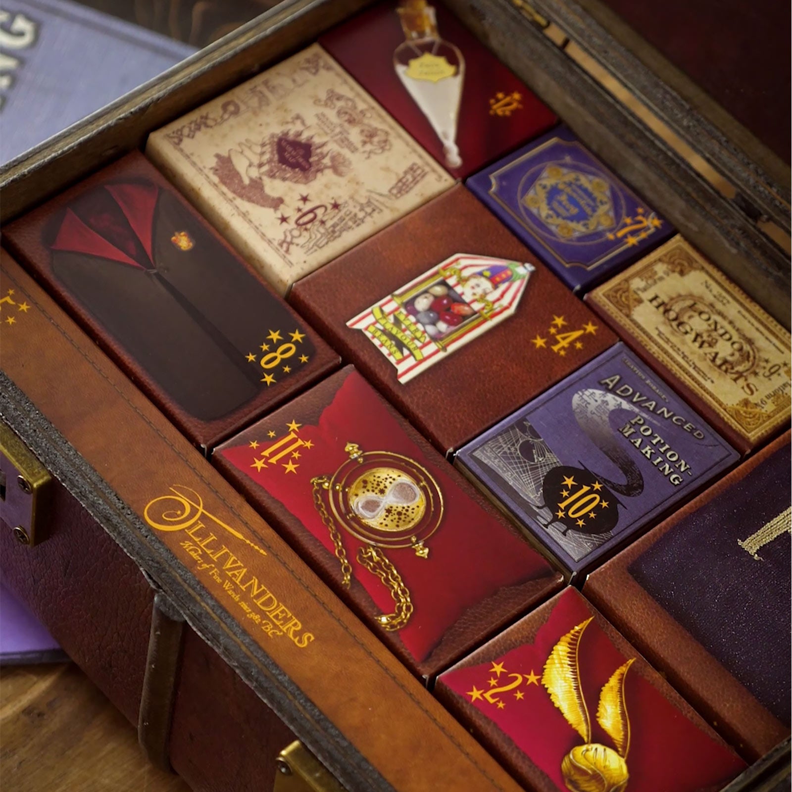 Zdjęcie produktu Harry Potter - Kalendarz adwentowy z kufrem Hogwartu