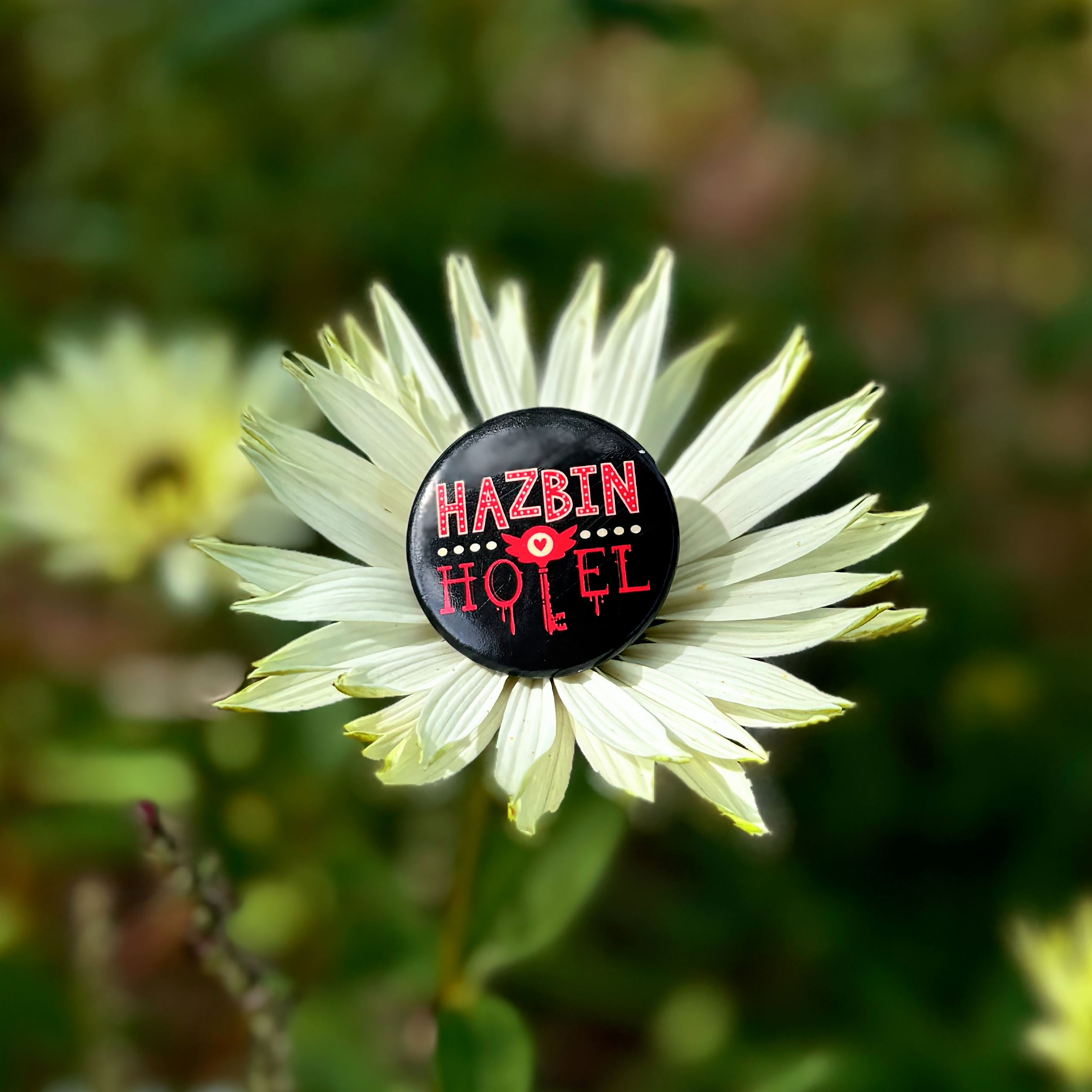 Zdjęcie produktu Przycisk z logo dla fanów Hazbin Hotel