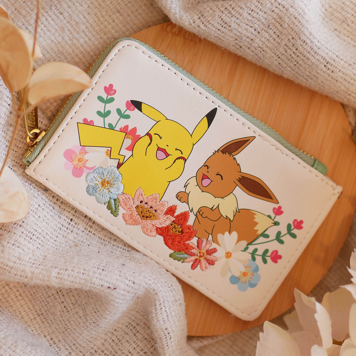 Zdjęcie produktu Pokemon - Portfel Pikachu i Evoli z motywem kwiatowym