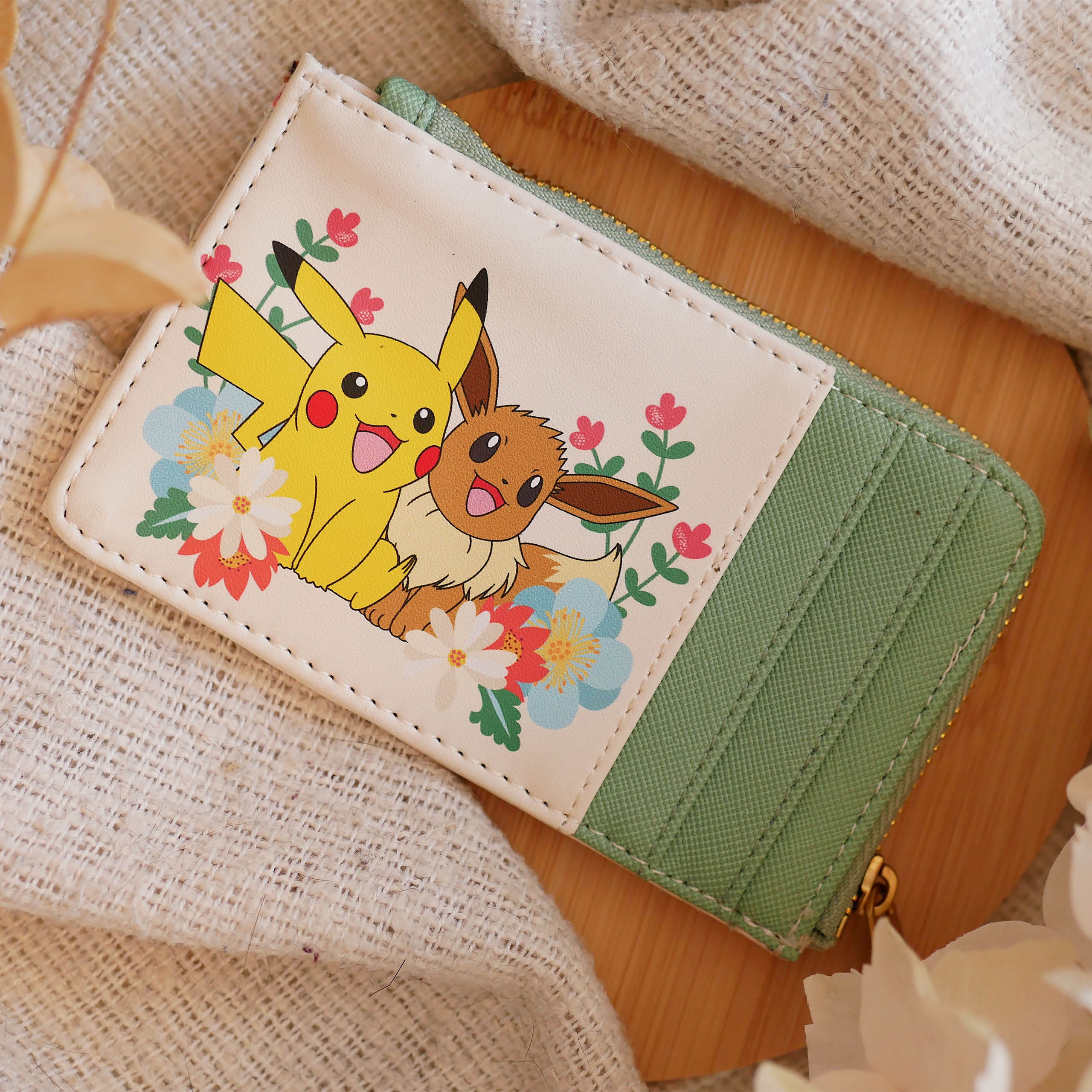 Zdjęcie produktu Pokemon - Portfel Pikachu i Evoli z motywem kwiatowym