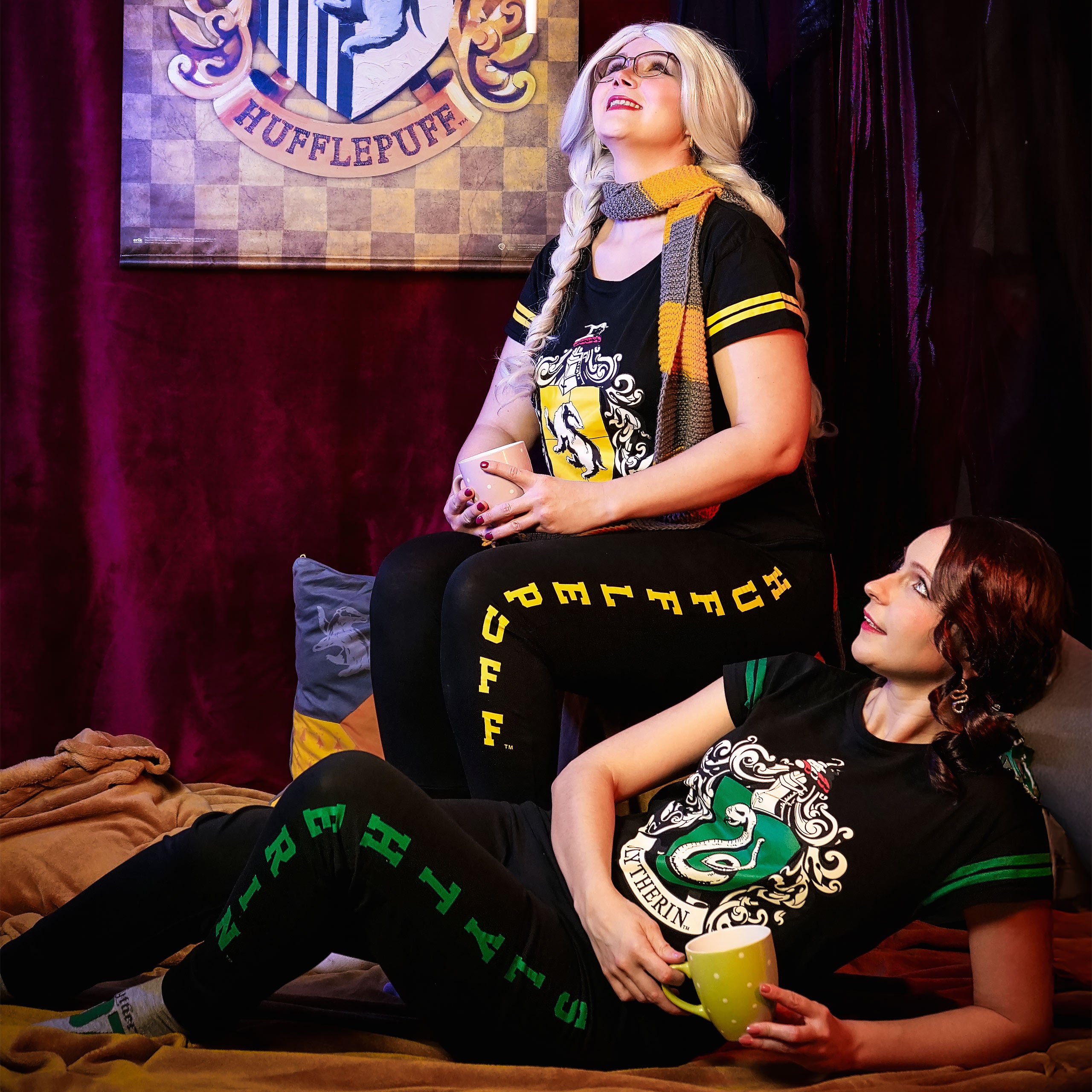 Zdjęcie produktu Piżama Hufflepuff z herbem czarna - Harry Potter