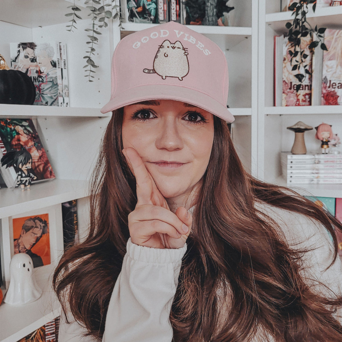 Zdjęcie produktu Pusheen - Różowa czapka z daszkiem Good Vibes