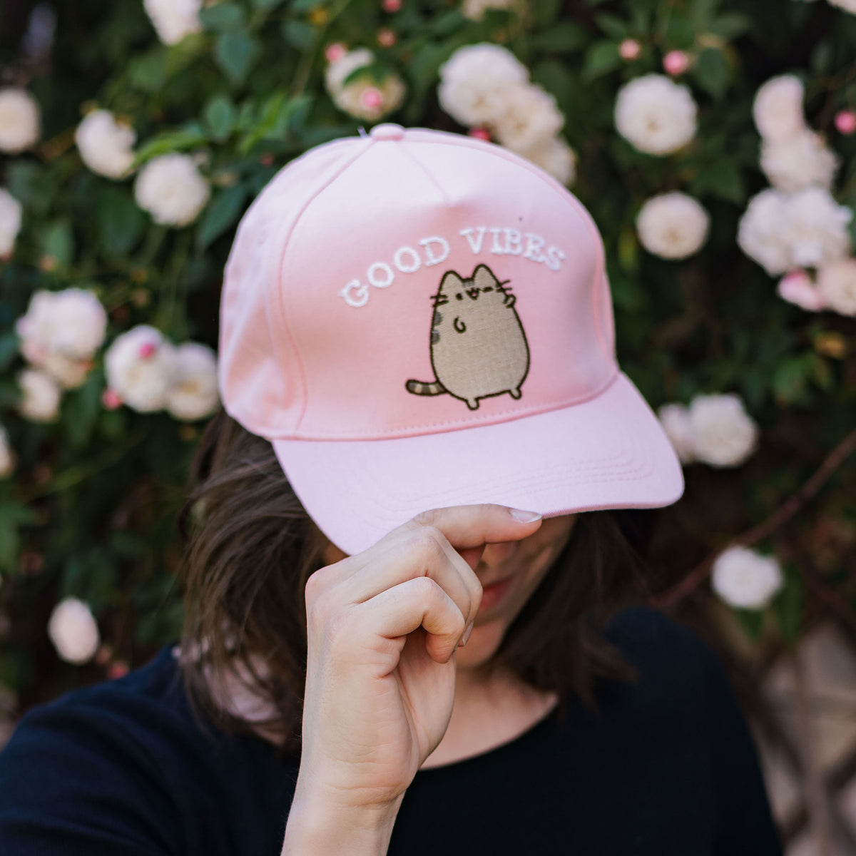 Zdjęcie produktu Pusheen - Różowa czapka z daszkiem Good Vibes