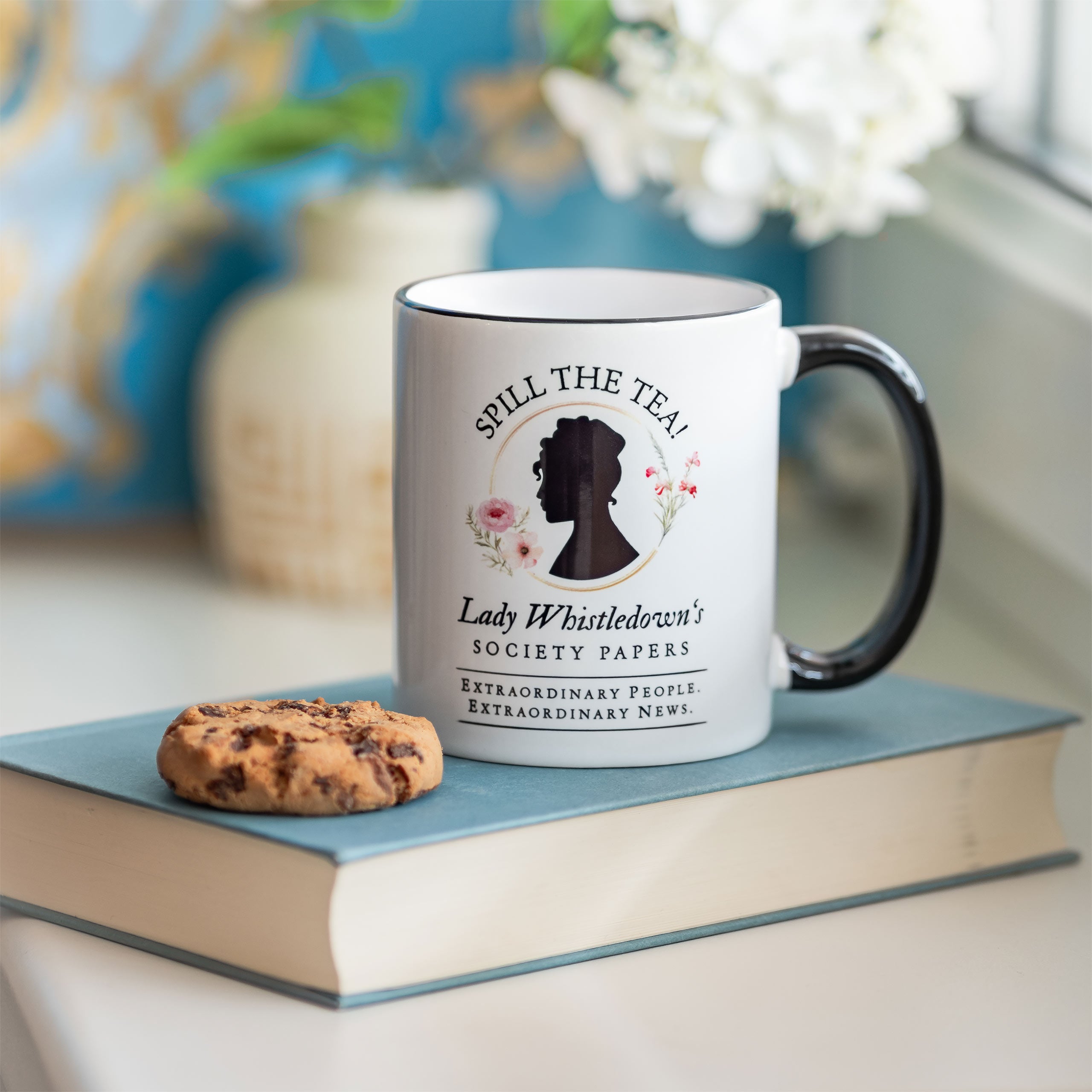 Zdjęcie produktu Spill the Tea! Kubek Society Papers dla fanów Bridgertonów