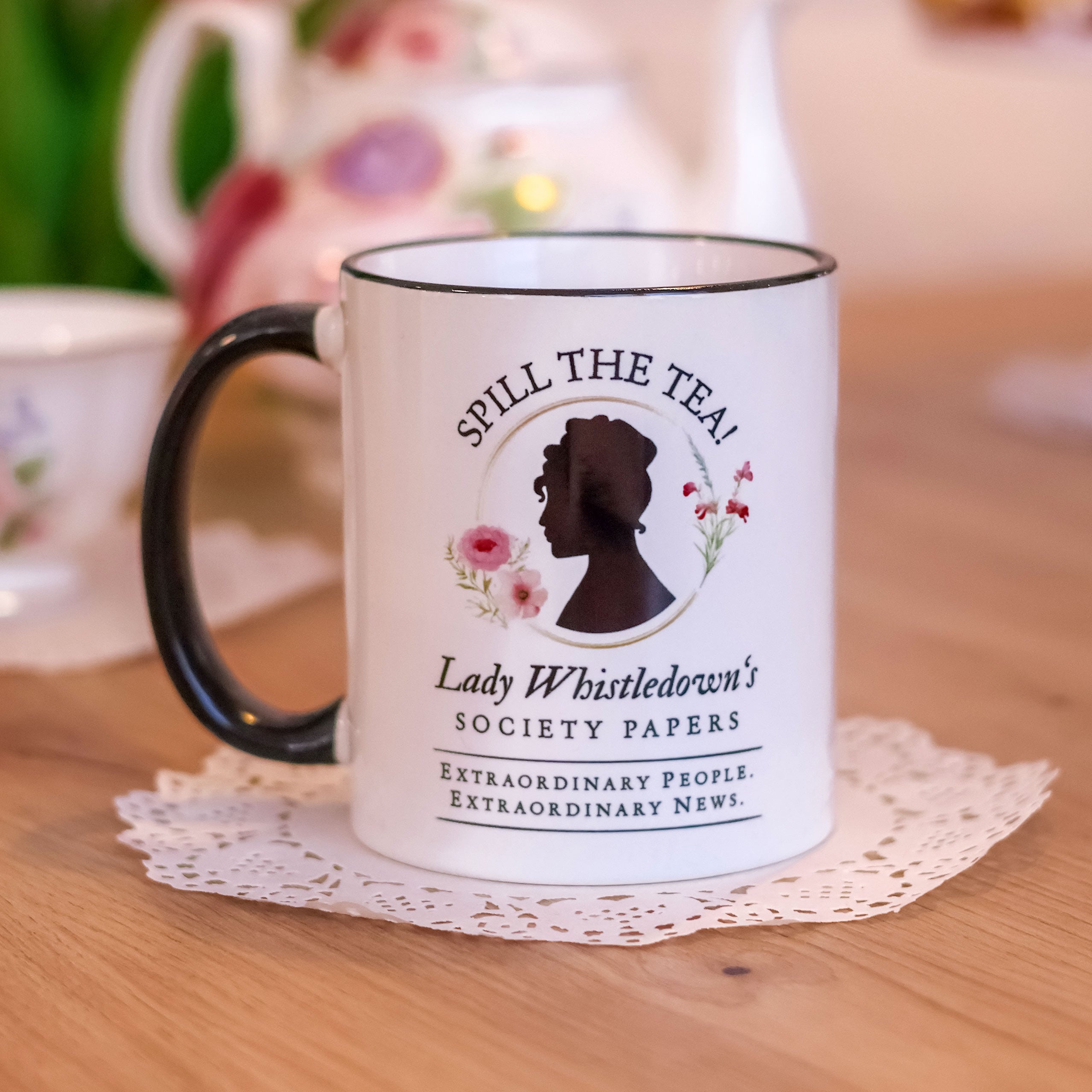 Zdjęcie produktu Spill the Tea! Kubek Society Papers dla fanów Bridgertonów