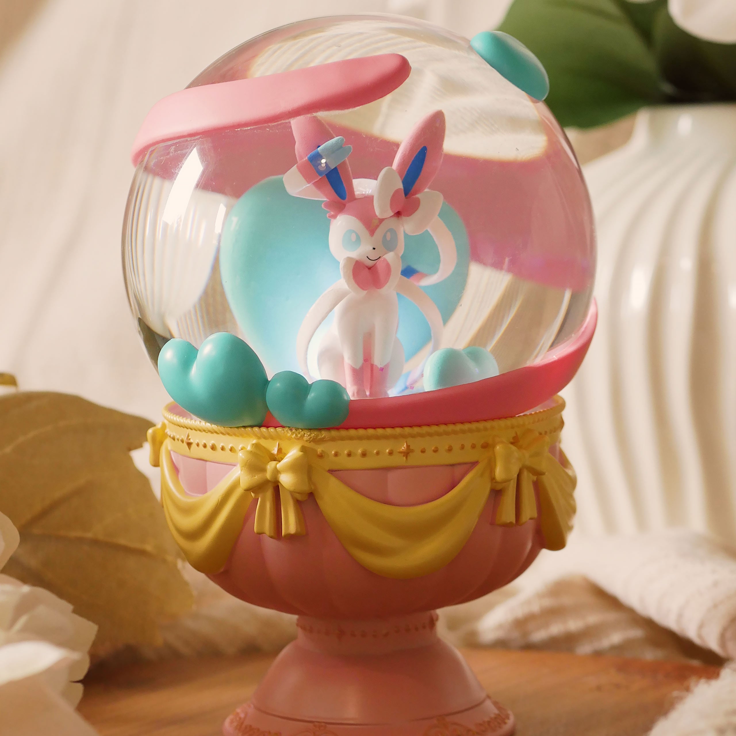 Product image Pokemon - Dream Crystal Mystery Snow Globe