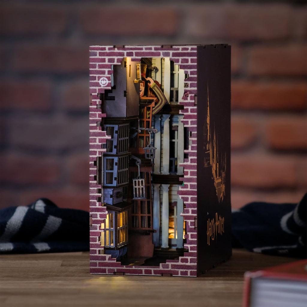 Zdjęcie produktu Harry Potter - Model ulicy Pokątnej Book Nook Zestaw do składania z drewna