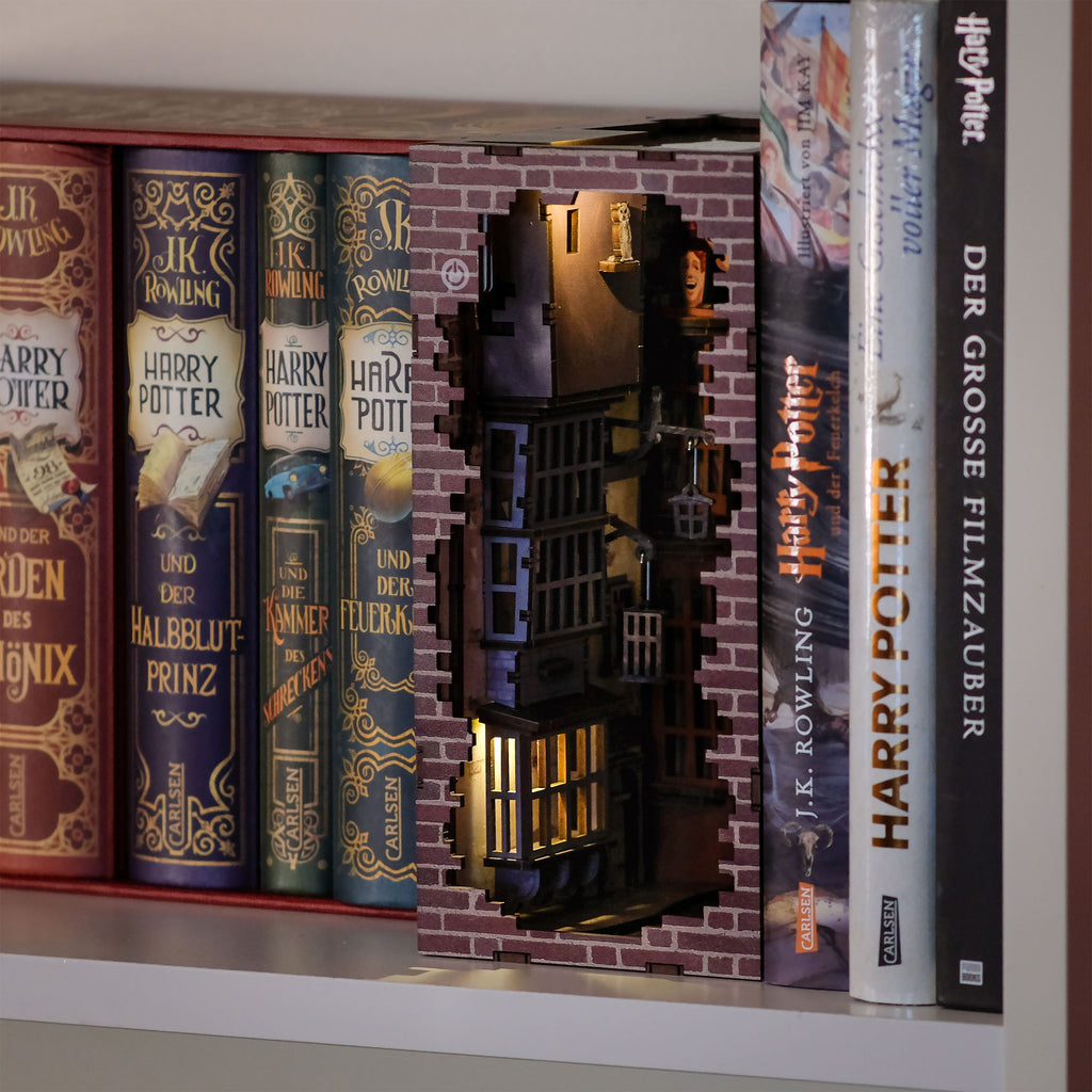 Zdjęcie produktu Harry Potter - Model ulicy Pokątnej Book Nook Zestaw do składania z drewna