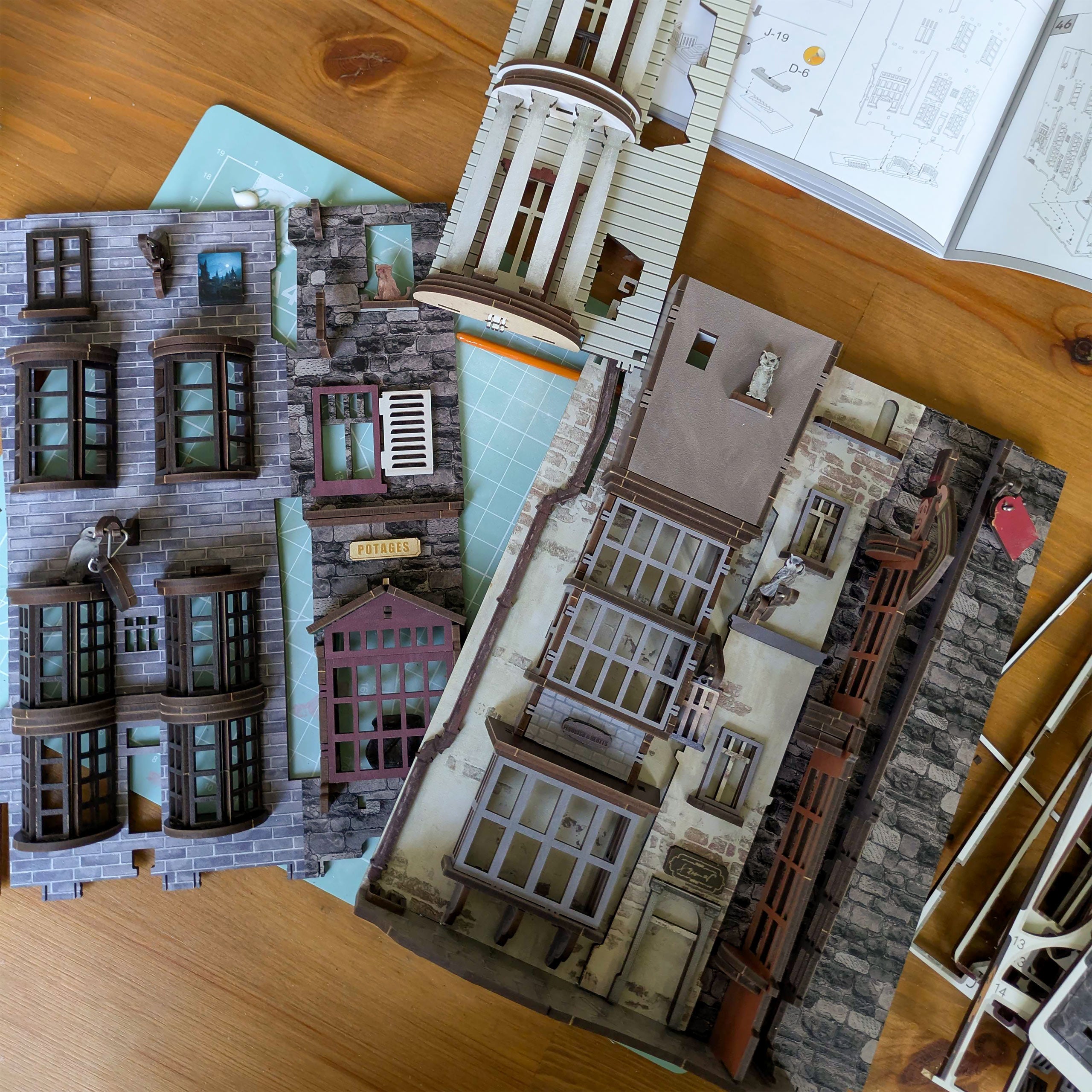 Zdjęcie produktu Harry Potter - Model ulicy Pokątnej Book Nook Zestaw do składania z drewna