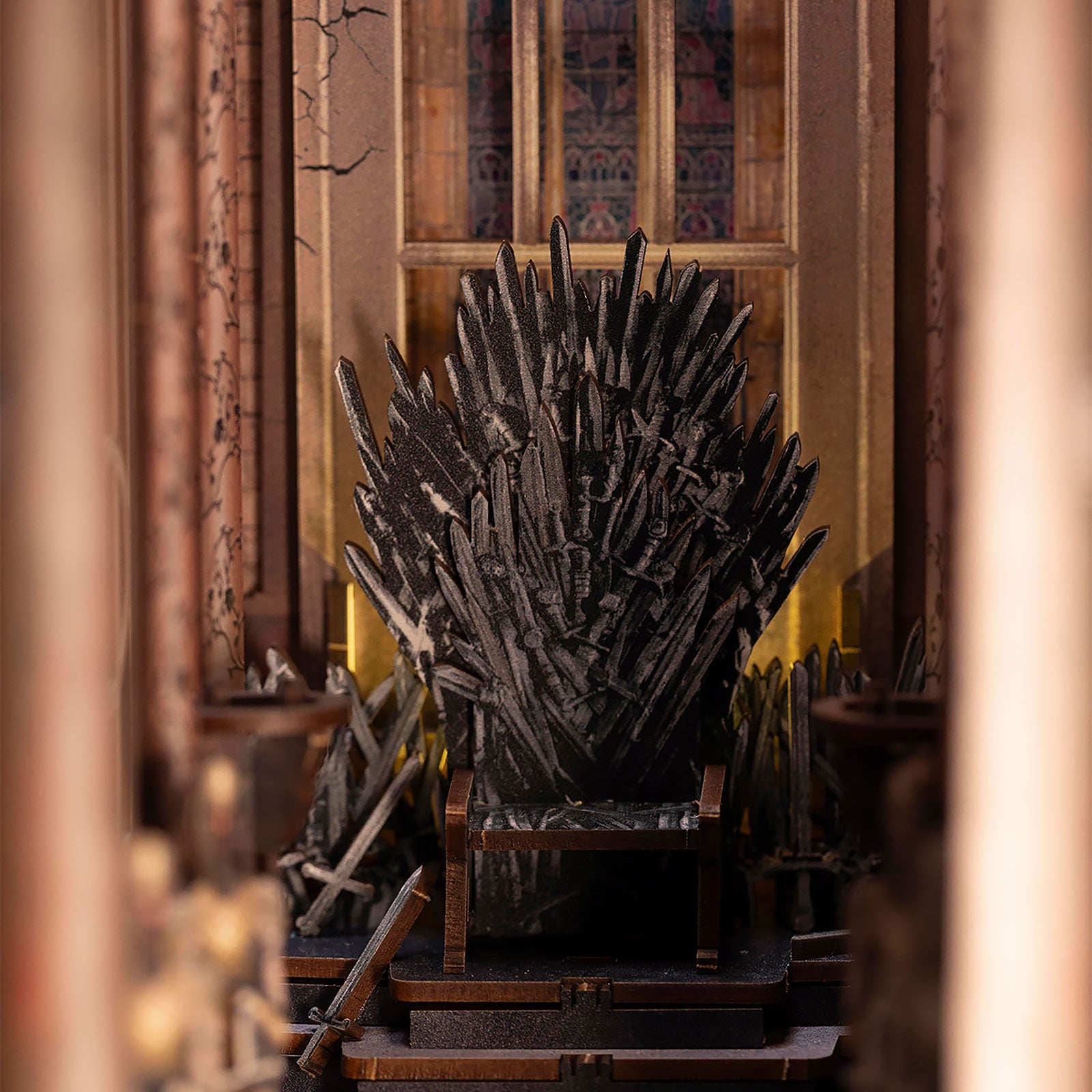 Zdjęcie produktu Game of Thrones - Żelazny Tron Book Nook Drewniany Zestaw Modelarski