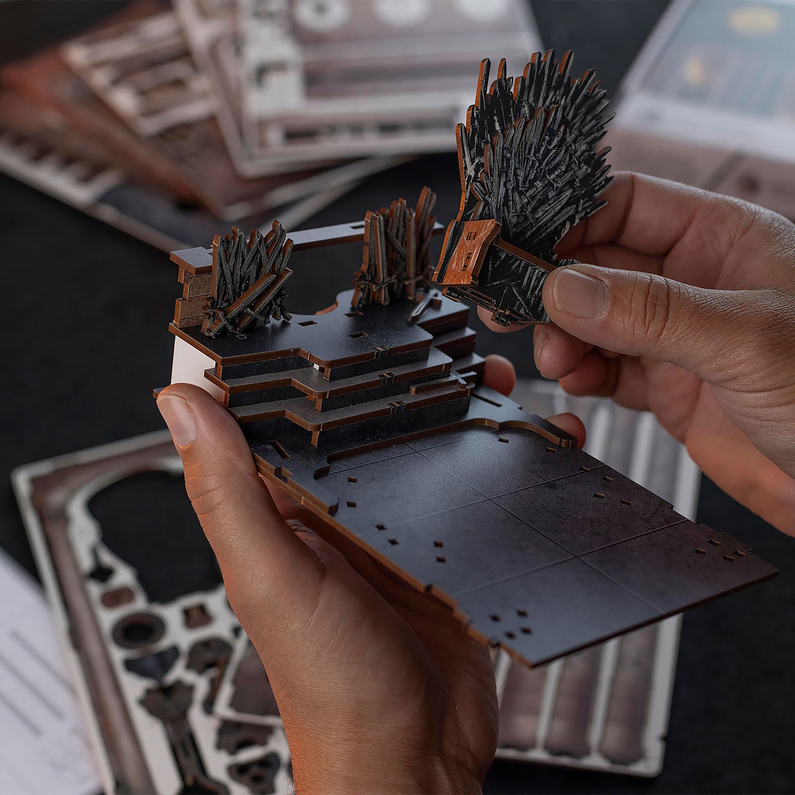 Zdjęcie produktu Game of Thrones - Żelazny Tron Book Nook Drewniany Zestaw Modelarski