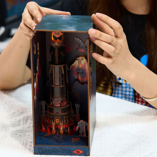Zdjęcie produktu Władca Pierścieni - Barad-dûr Book Nook drewniany zestaw modelarski