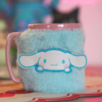Zdjęcie produktu Hello Kitty - Kubek Cinnamoroll z Pluszowym Pokrowcem