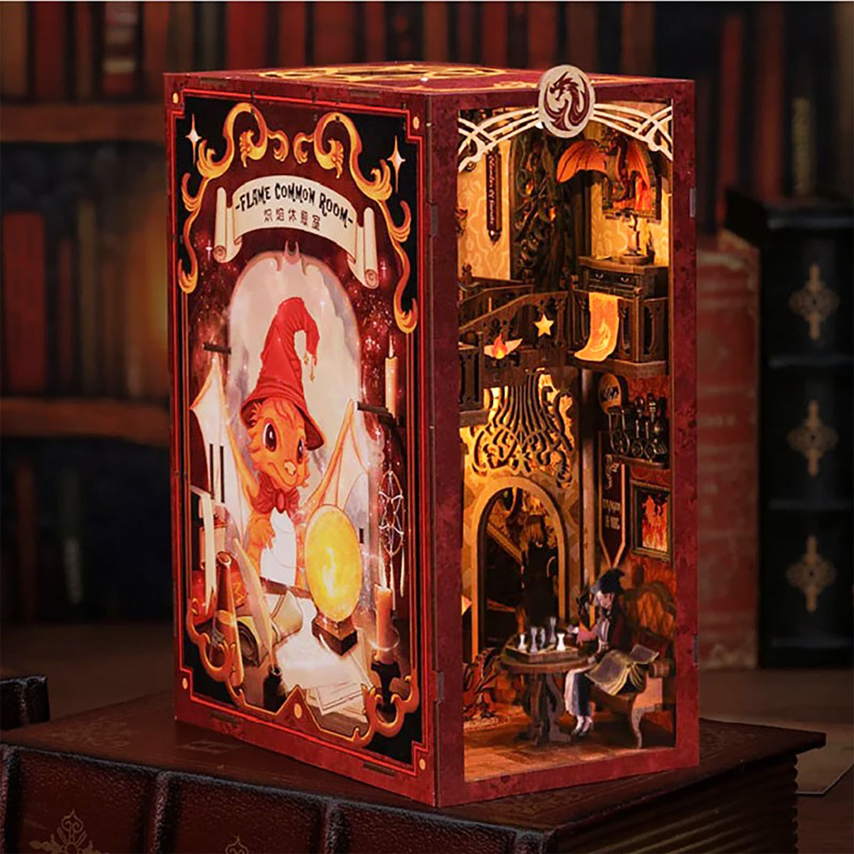 Zdjęcie produktu Book Nook Flame Common Room drewniany zestaw modelarski dla fanów Harry'ego Pottera