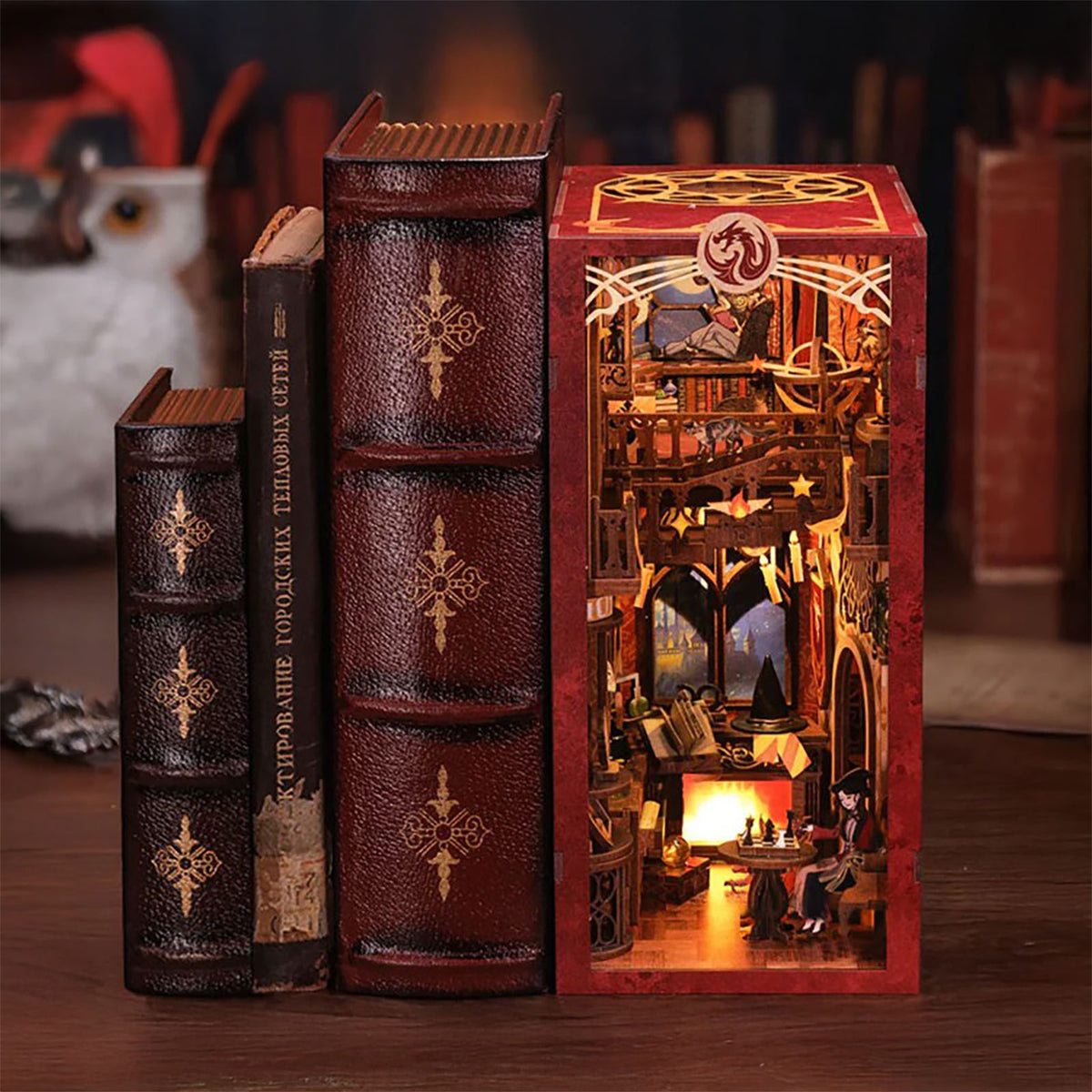 Zdjęcie produktu Book Nook Flame Common Room drewniany zestaw modelarski dla fanów Harry'ego Pottera