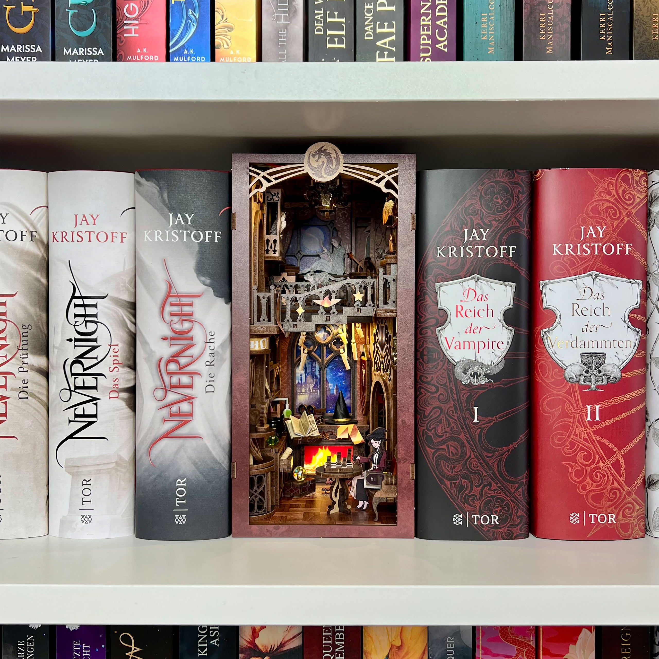 Zdjęcie produktu Book Nook Flame Common Room drewniany zestaw modelarski dla fanów Harry'ego Pottera