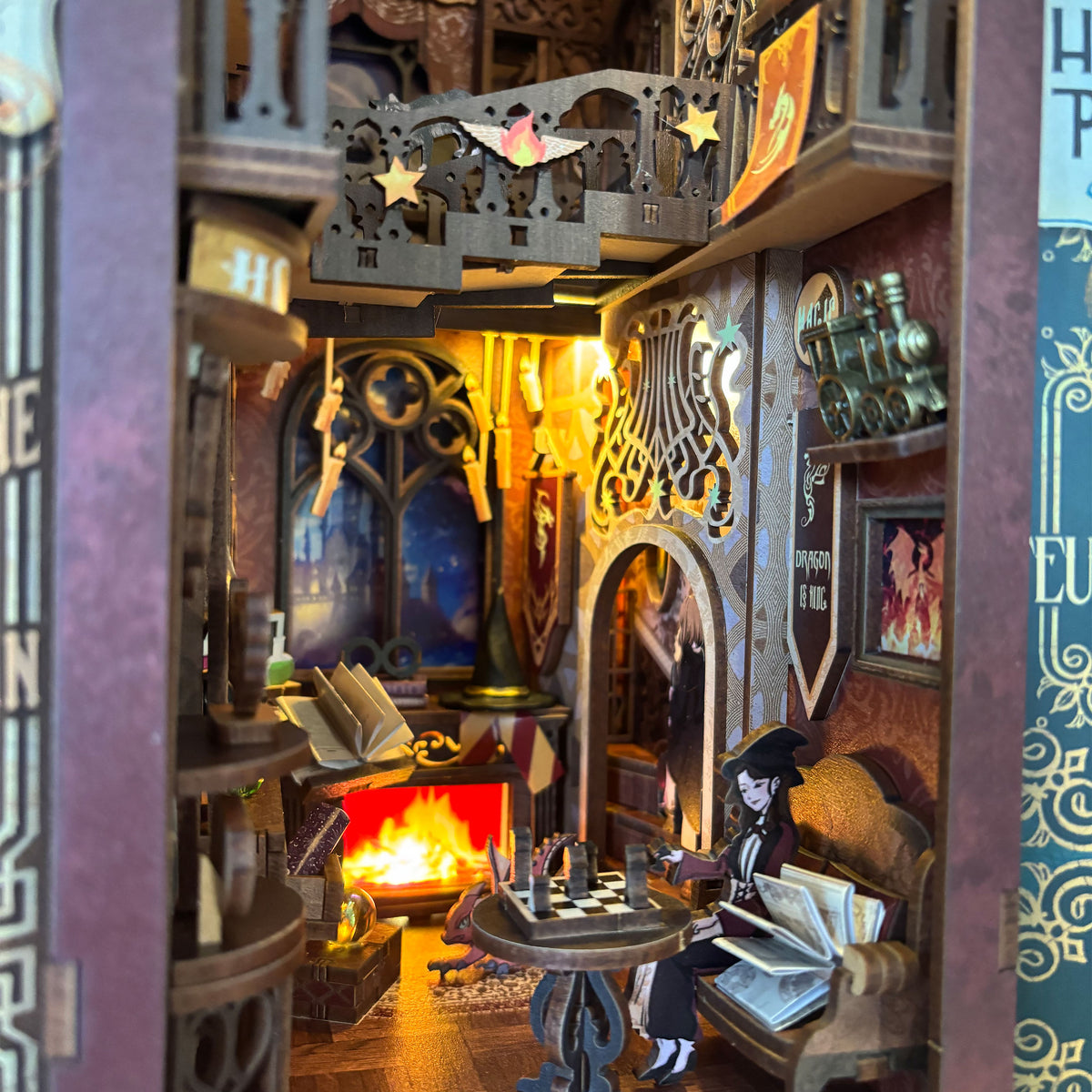 Zdjęcie produktu Book Nook Flame Common Room drewniany zestaw modelarski dla fanów Harry'ego Pottera