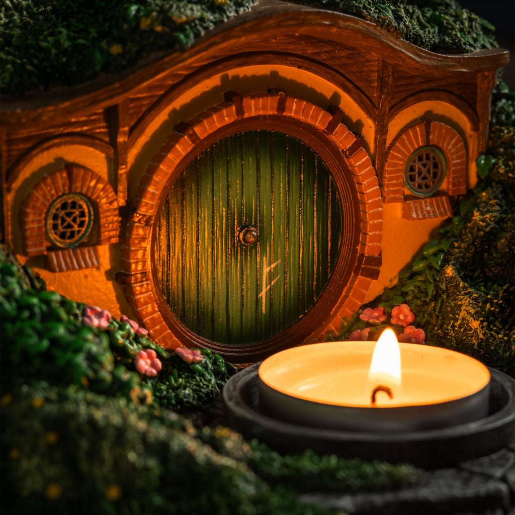 Zdjęcie produktu Władca Pierścieni - Świecznik na podgrzewacze diorama Nory Hobbita (Shire)