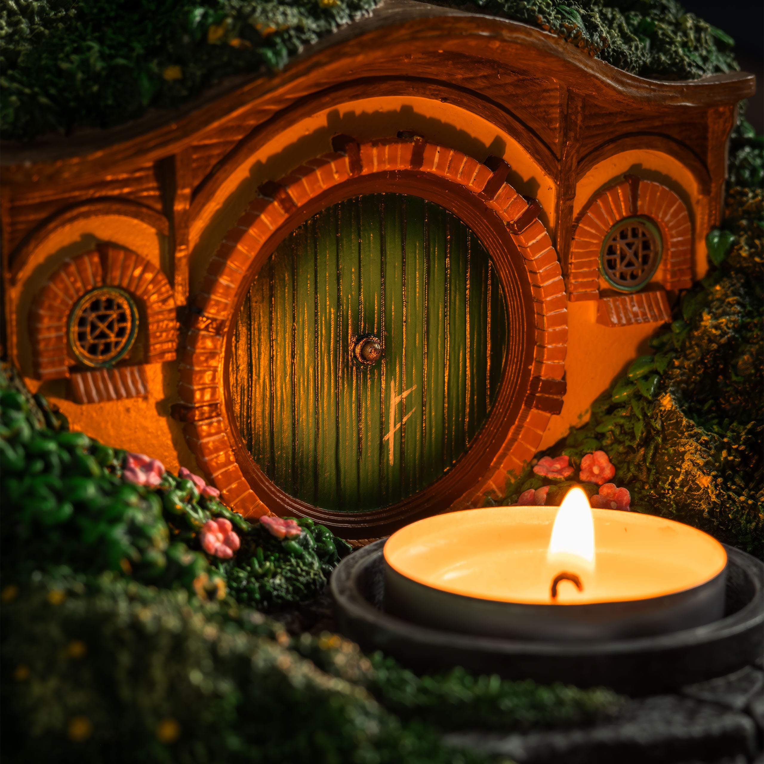 Zdjęcie produktu Władca Pierścieni - Świecznik na podgrzewacze diorama Nory Hobbita (Shire)