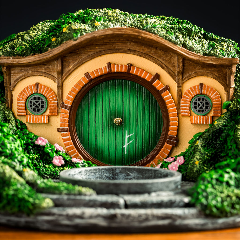 Zdjęcie produktu Władca Pierścieni - Świecznik na podgrzewacze diorama Nory Hobbita (Shire)