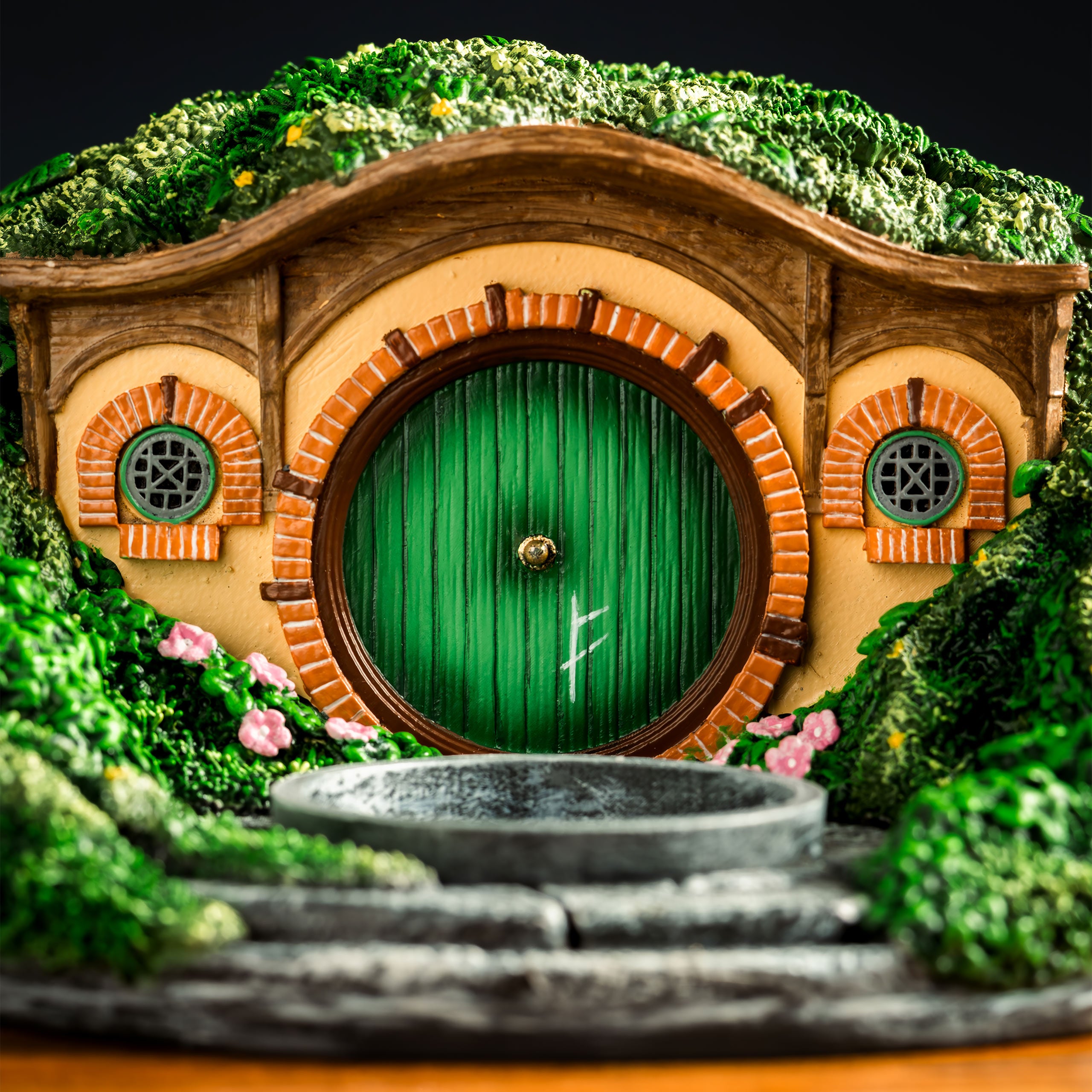 Zdjęcie produktu Władca Pierścieni - Świecznik na podgrzewacze diorama Nory Hobbita (Shire)