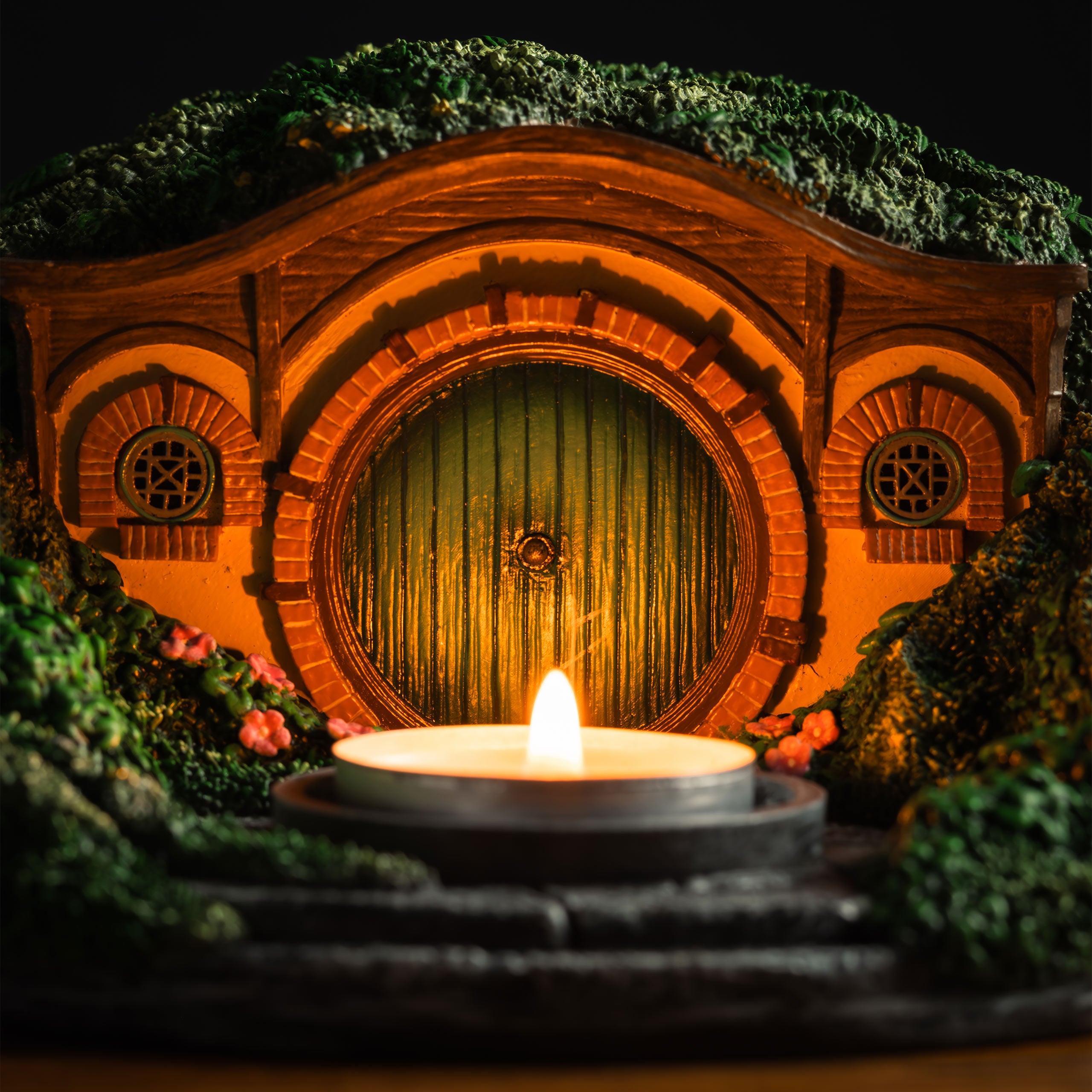 Zdjęcie produktu Władca Pierścieni - Świecznik na podgrzewacze diorama Nory Hobbita (Shire)