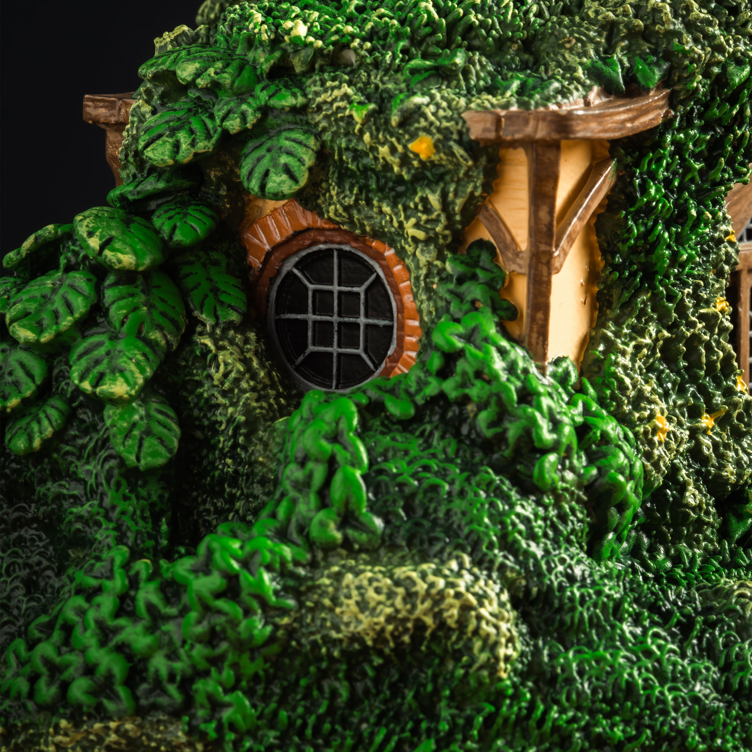 Zdjęcie produktu Władca Pierścieni - Świecznik na podgrzewacze diorama Nory Hobbita (Shire)