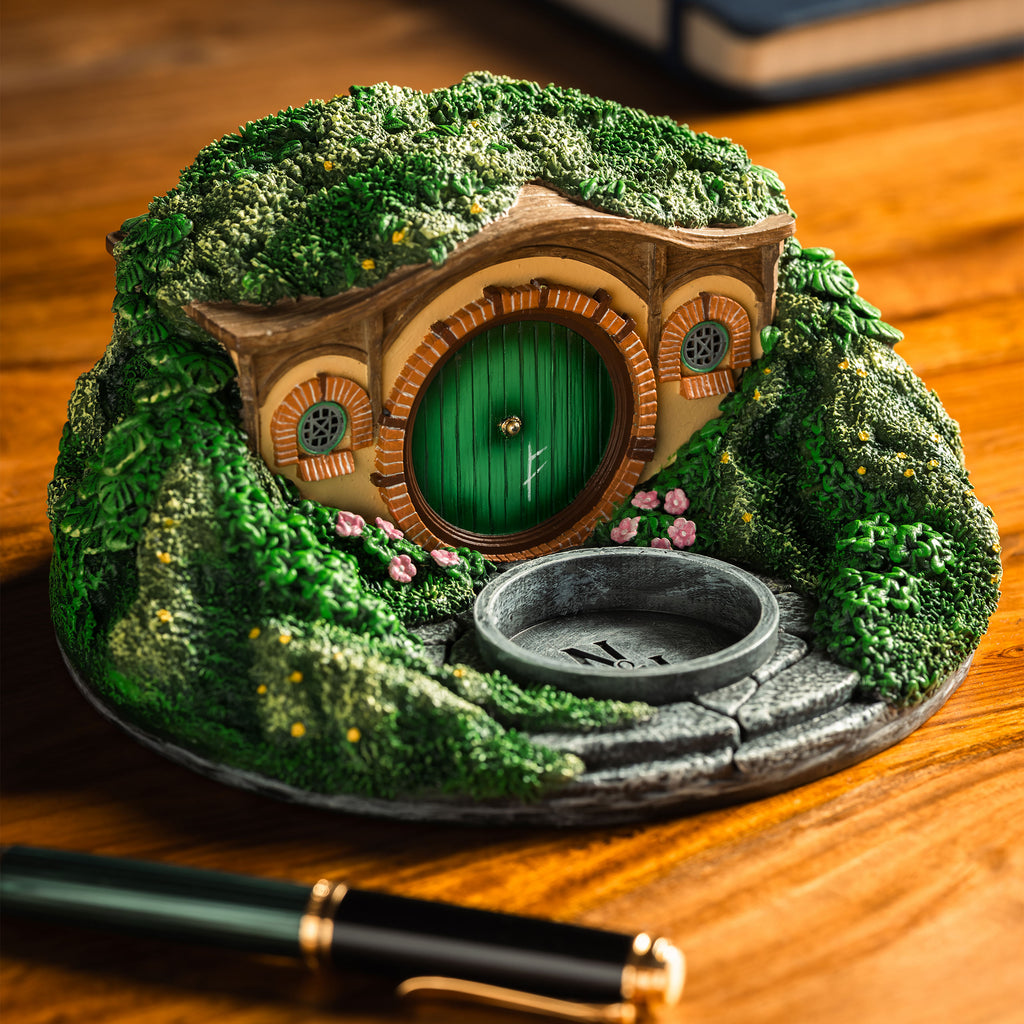 Zdjęcie produktu Władca Pierścieni - Świecznik na podgrzewacze diorama Nory Hobbita (Shire)