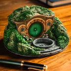 Zdjęcie produktu Władca Pierścieni - Świecznik na podgrzewacze diorama Nory Hobbita (Shire)