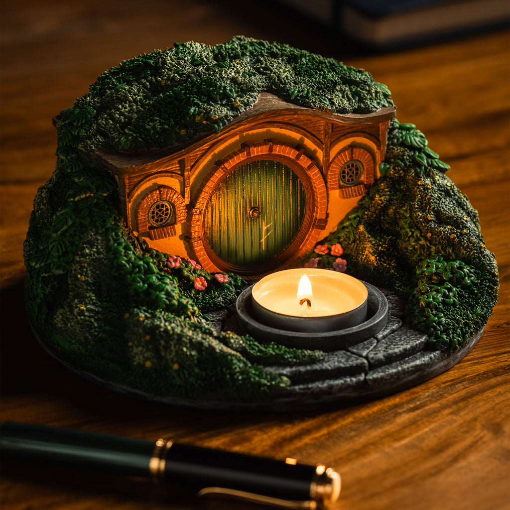 Zdjęcie produktu Władca Pierścieni - Świecznik na podgrzewacze diorama Nory Hobbita (Shire)
