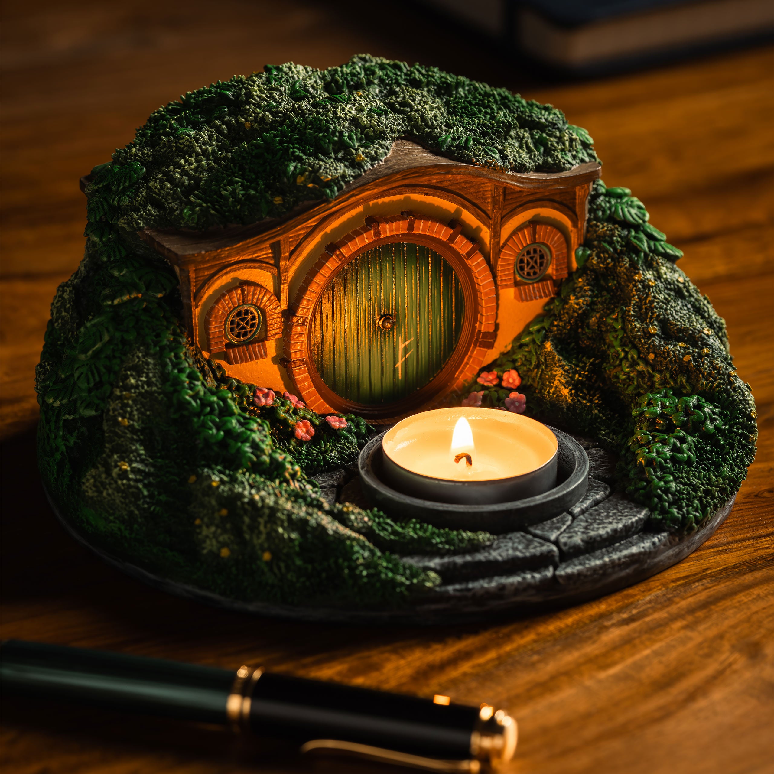 Zdjęcie produktu Władca Pierścieni - Świecznik na podgrzewacze diorama Nory Hobbita (Shire)
