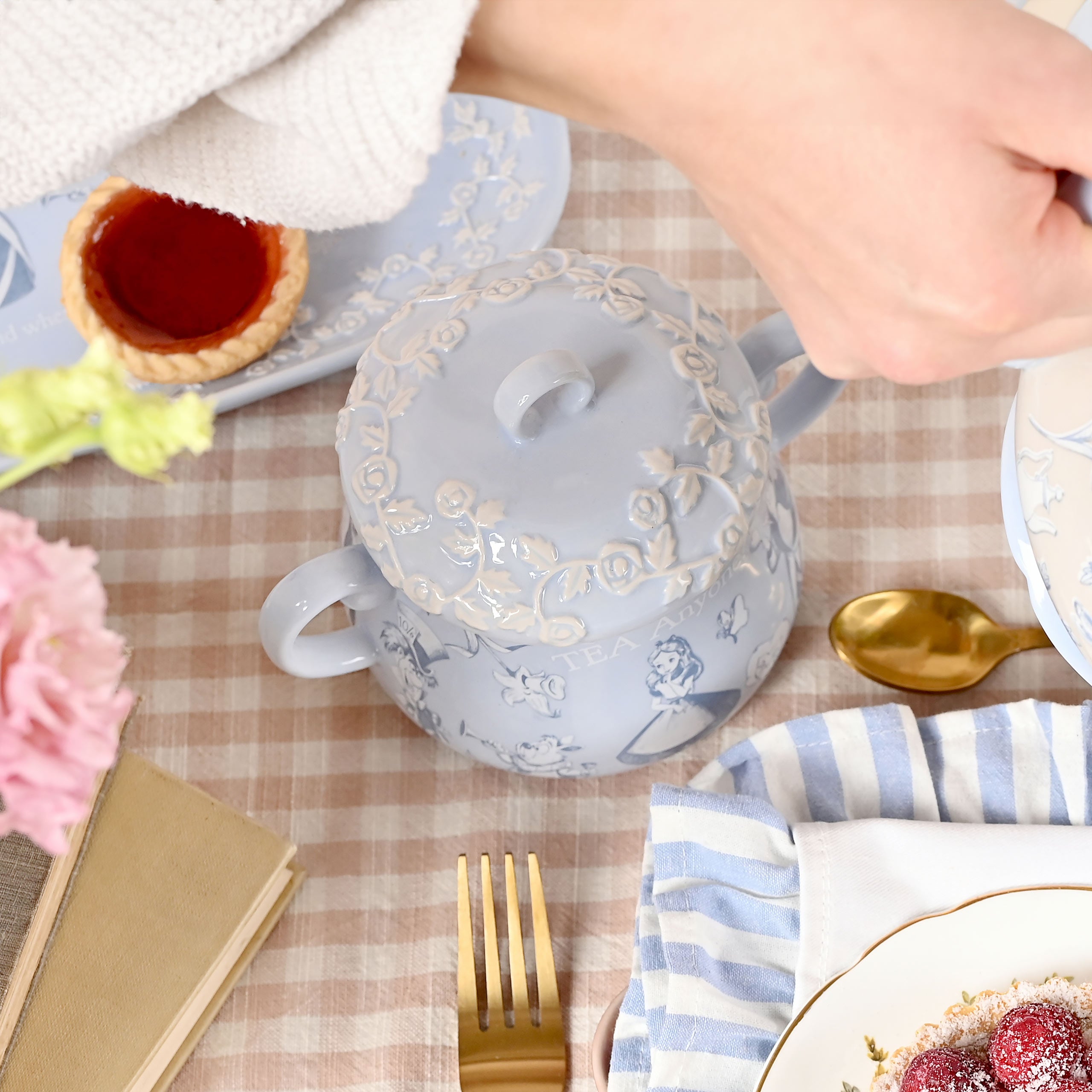 Zdjęcie produktu Alicja w Krainie Czarów - Tea Anyone pojemnik na ciastka z reliefem