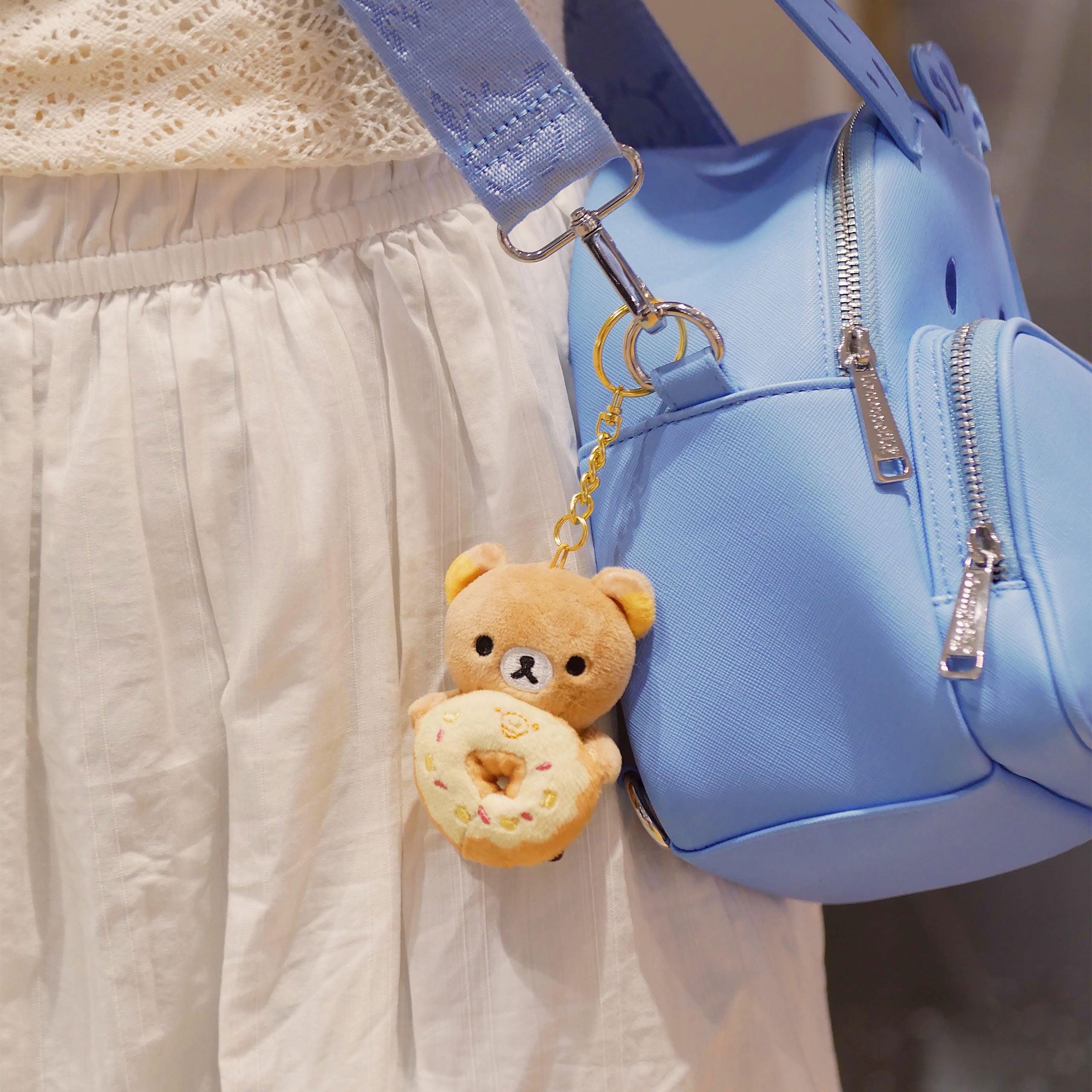 Zdjęcie produktu Rilakkuma - Tajemniczy pluszowy brelok Deli