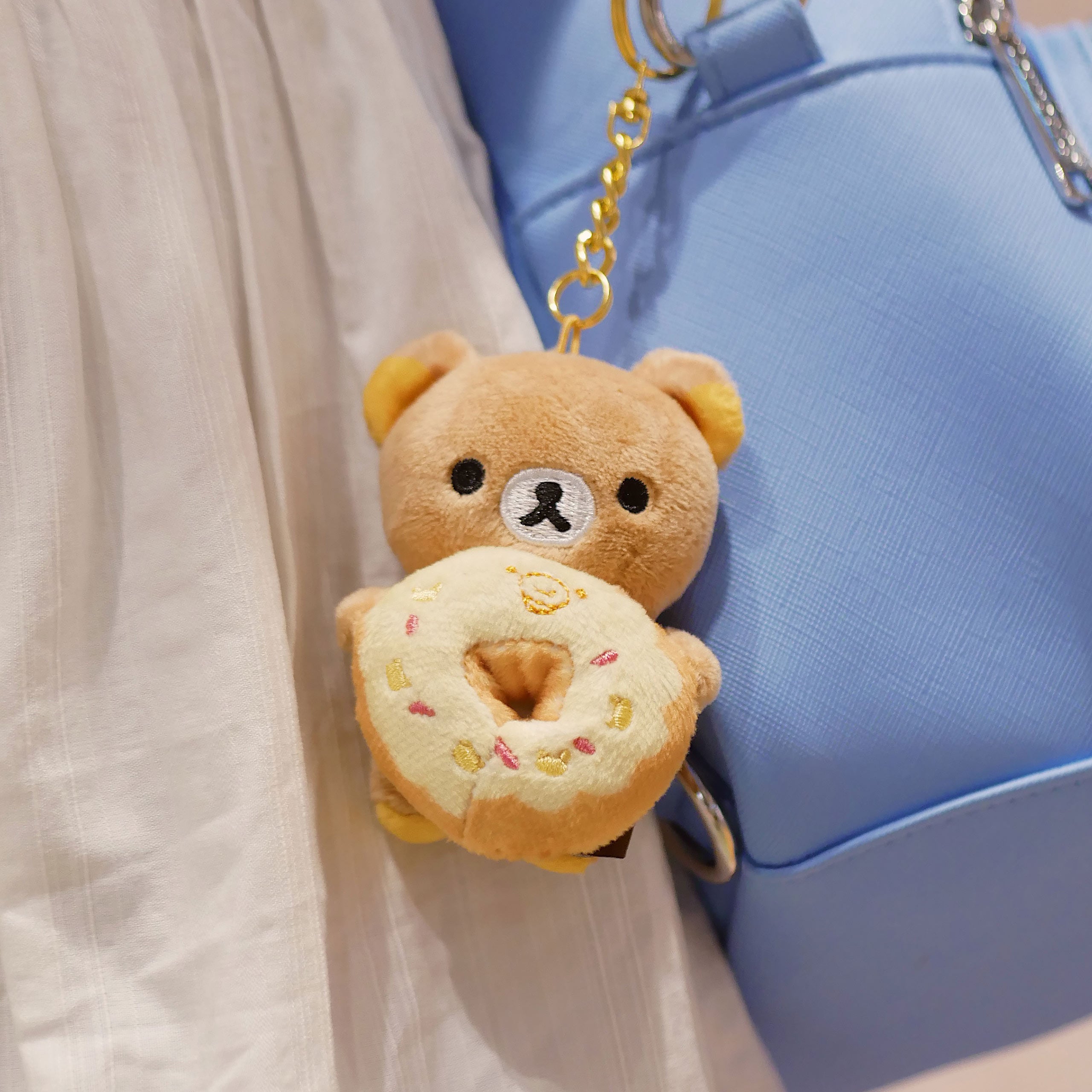 Zdjęcie produktu Rilakkuma - Tajemniczy pluszowy brelok Deli
