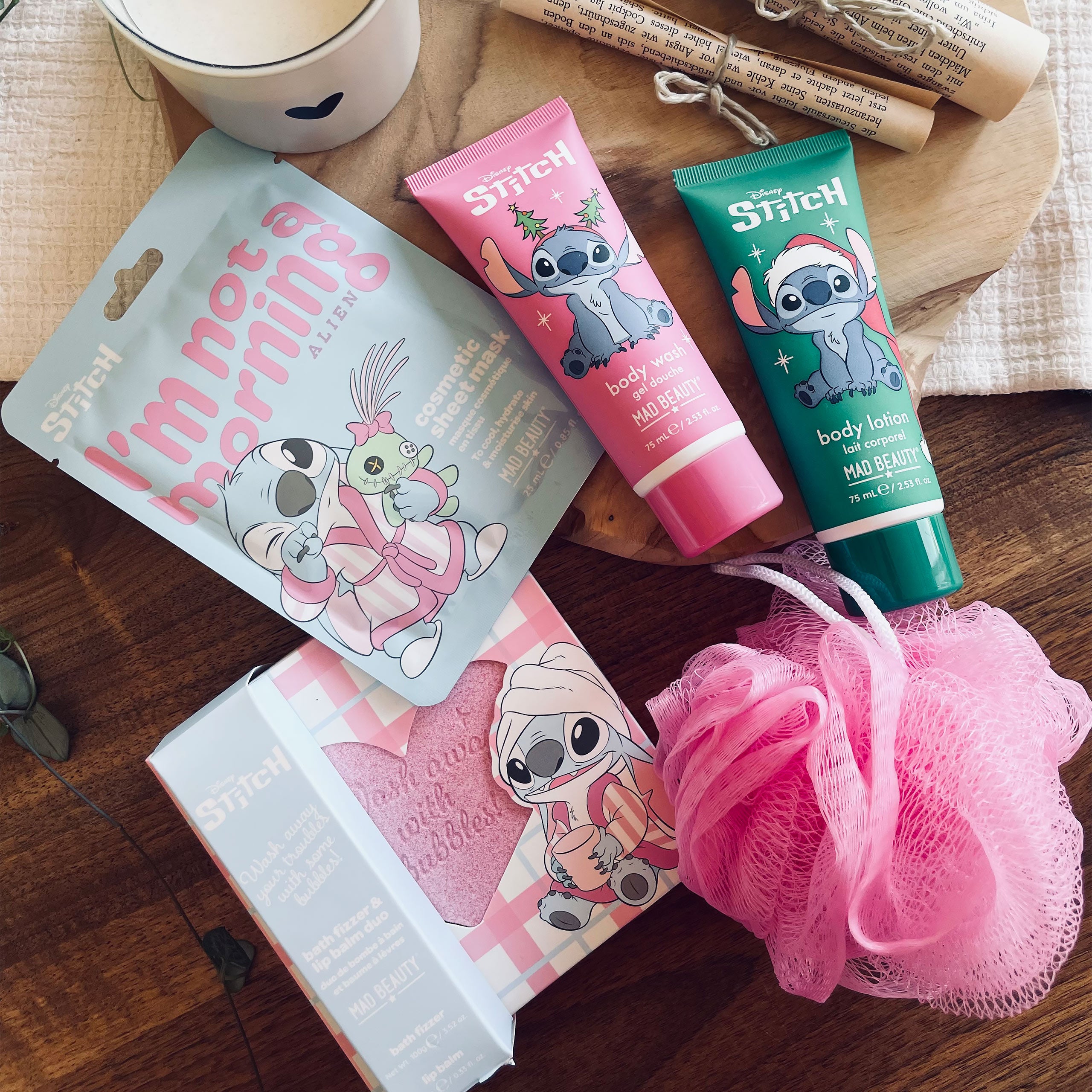Zdjęcie produktu Zestaw kosmetyczny Stitch: balsam do ust i musująca kula do kąpieli - Lilo & Stitch