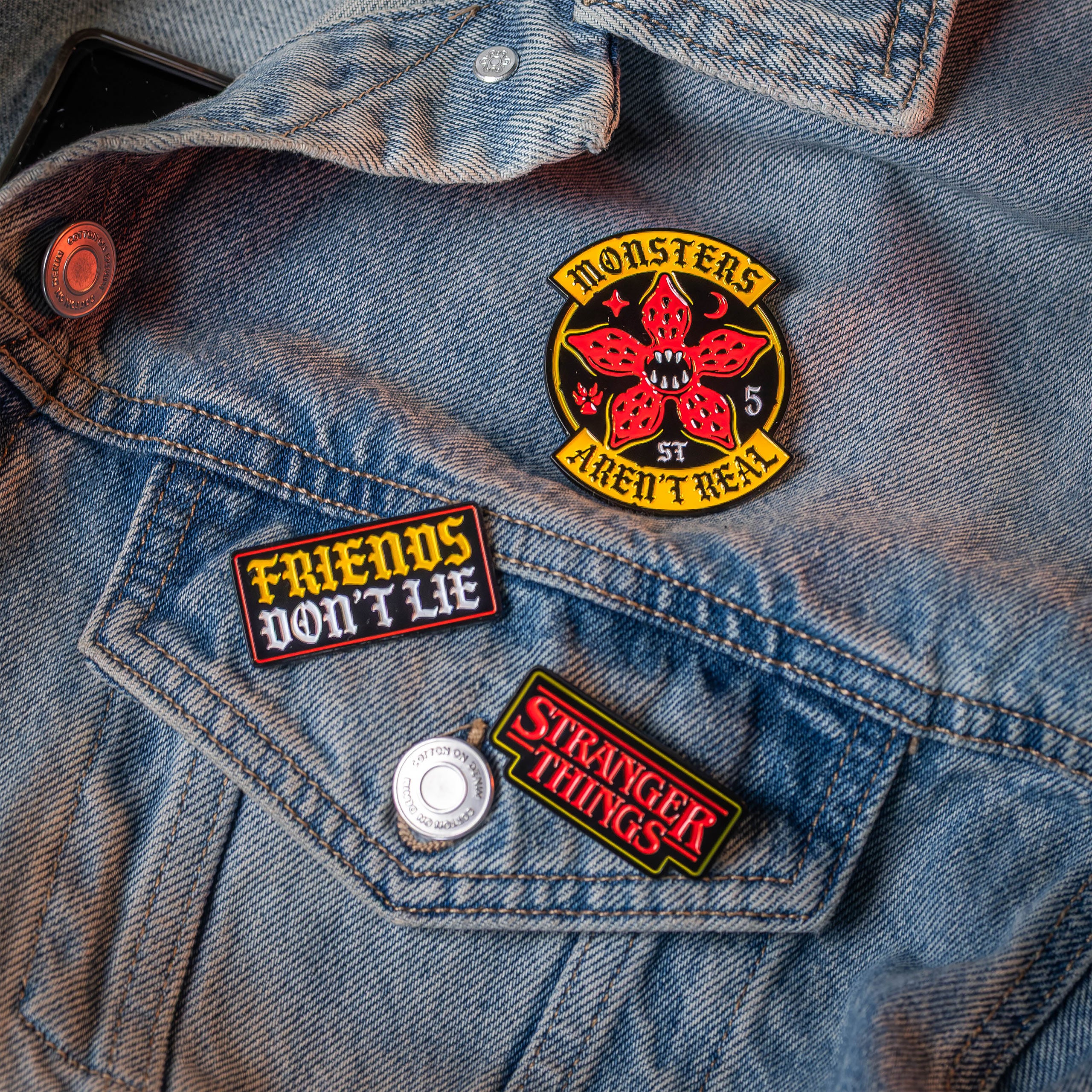 Zdjęcie produktu Stranger Things - Friends Pins zestaw 3 przypinek