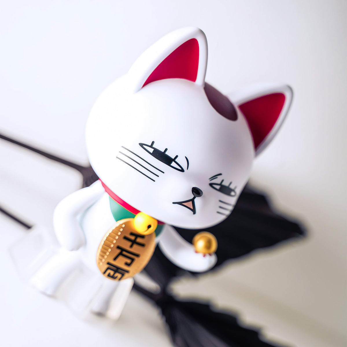 Zdjęcie produktu Dandadan - Figurka Turbo Granny Occultic Sofubi Fortune Cat Wersja 2