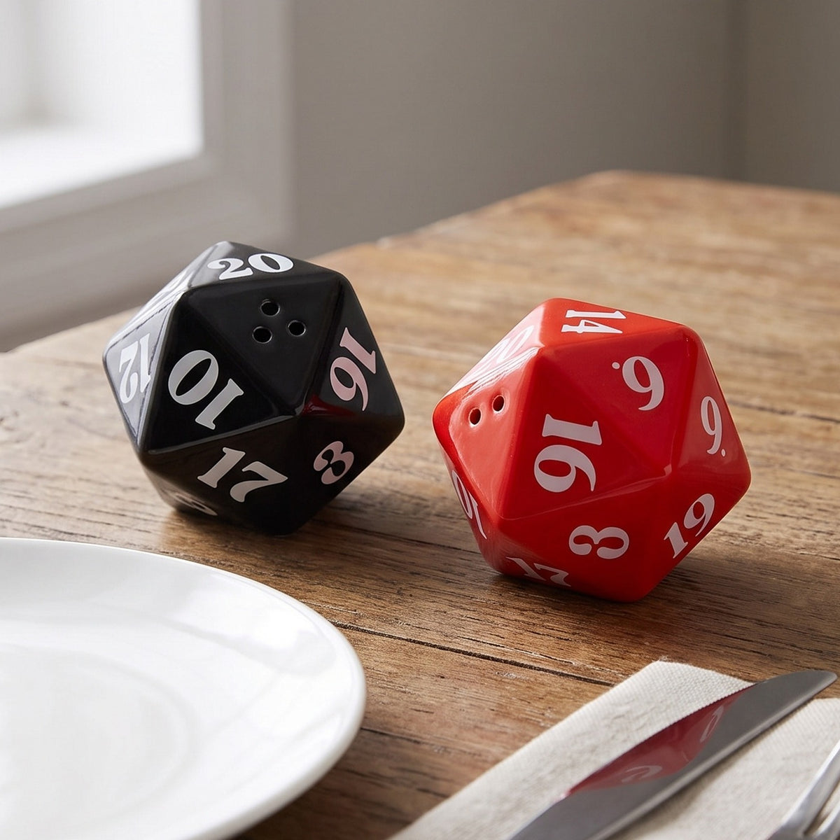 Zdjęcie produktu Dungeons & Dragons – Solniczka i pieprzniczka Kostka D20