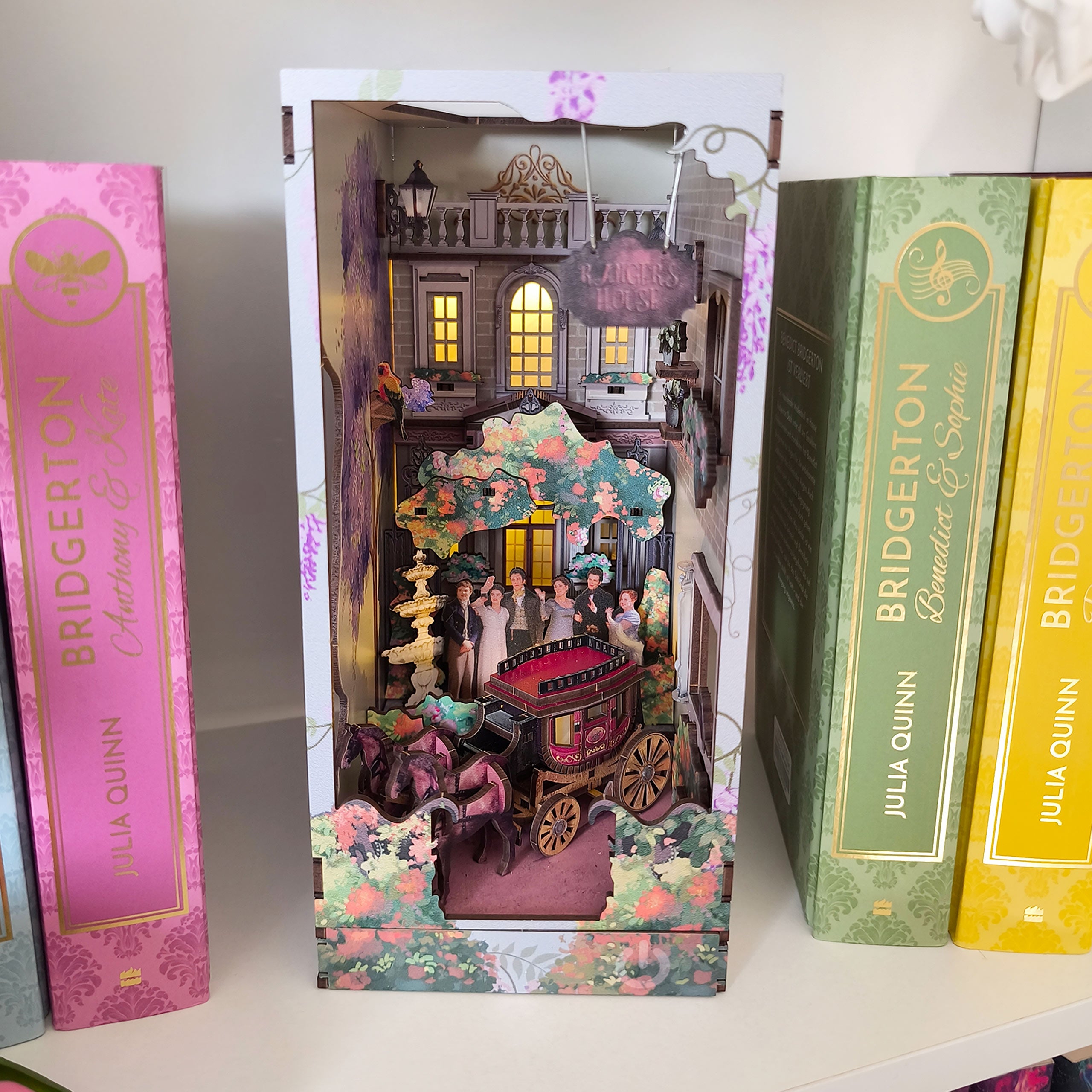 Zdjęcie produktu Bridgerton - Into the Light Book Nook drewniany model do składania