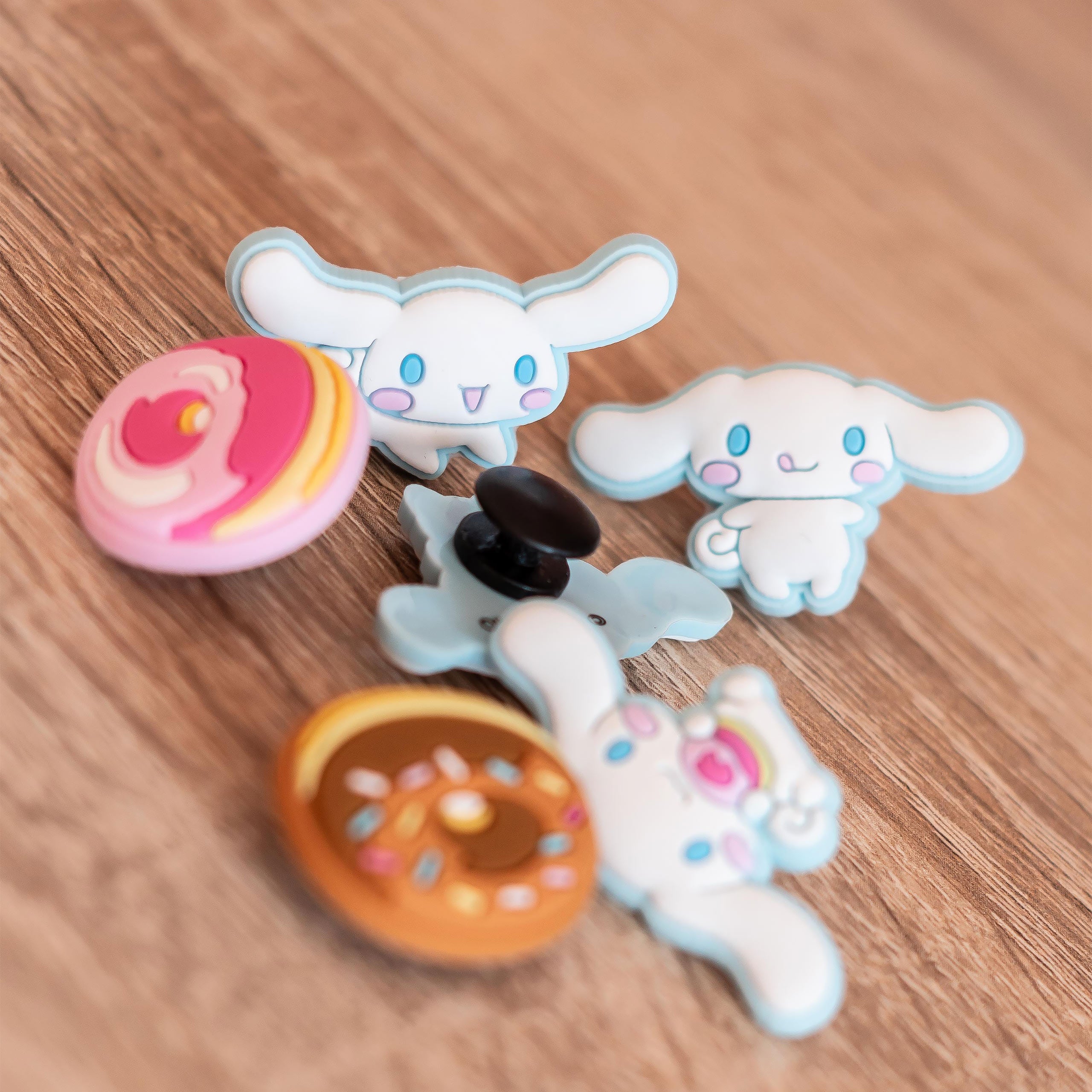 Zdjęcie produktu Hello Kitty & Friends - zestaw 6 przypinek Cinnamoroll