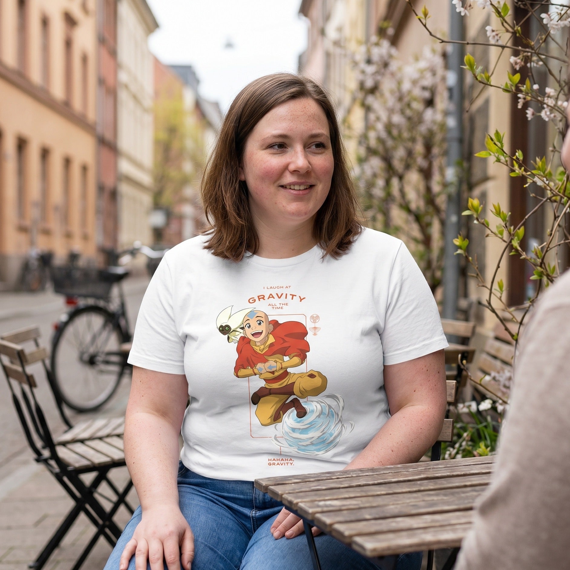 Zdjęcie produktu Avatar – koszulka Aang Laugh at Gravity biała