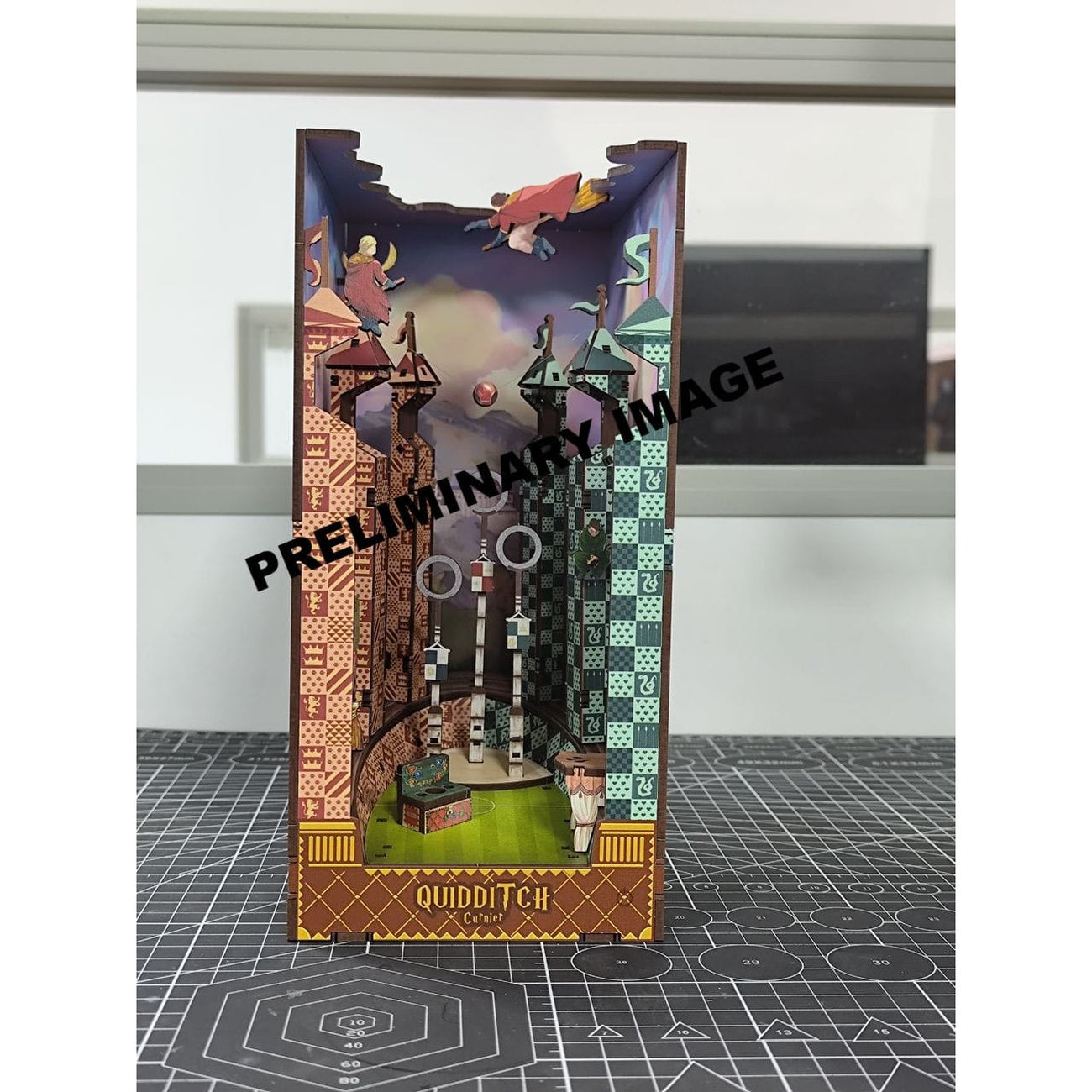 Zdjęcie produktu Harry Potter Tiny Adventures Book Nook Mini-diorama Boisko Quidditcha 23 cm
