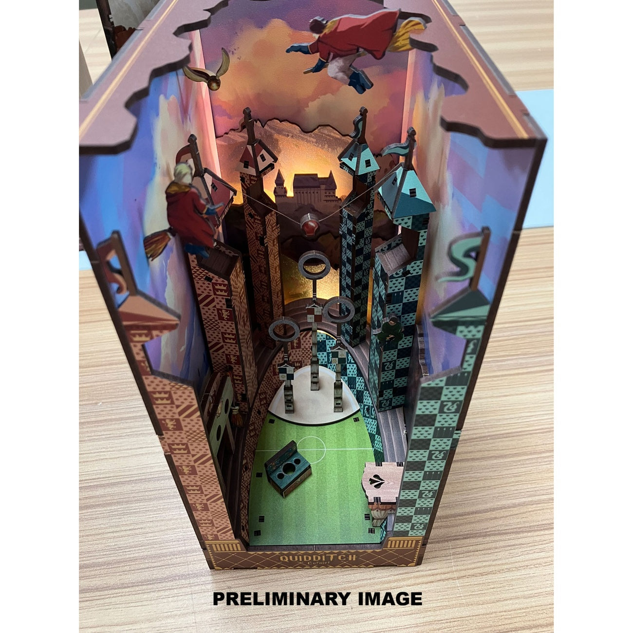 Zdjęcie produktu Harry Potter Tiny Adventures Book Nook Mini-diorama Boisko Quidditcha 23 cm